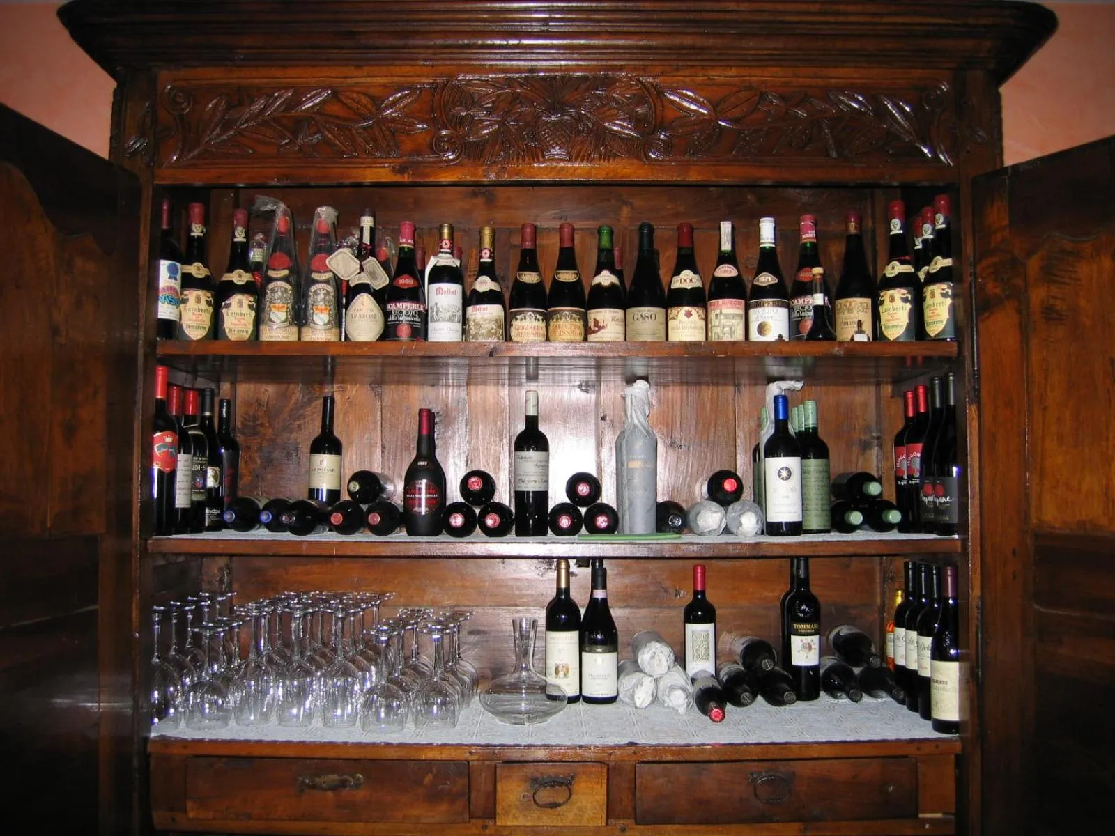 Restaurant/places to eat in Hotel Diana