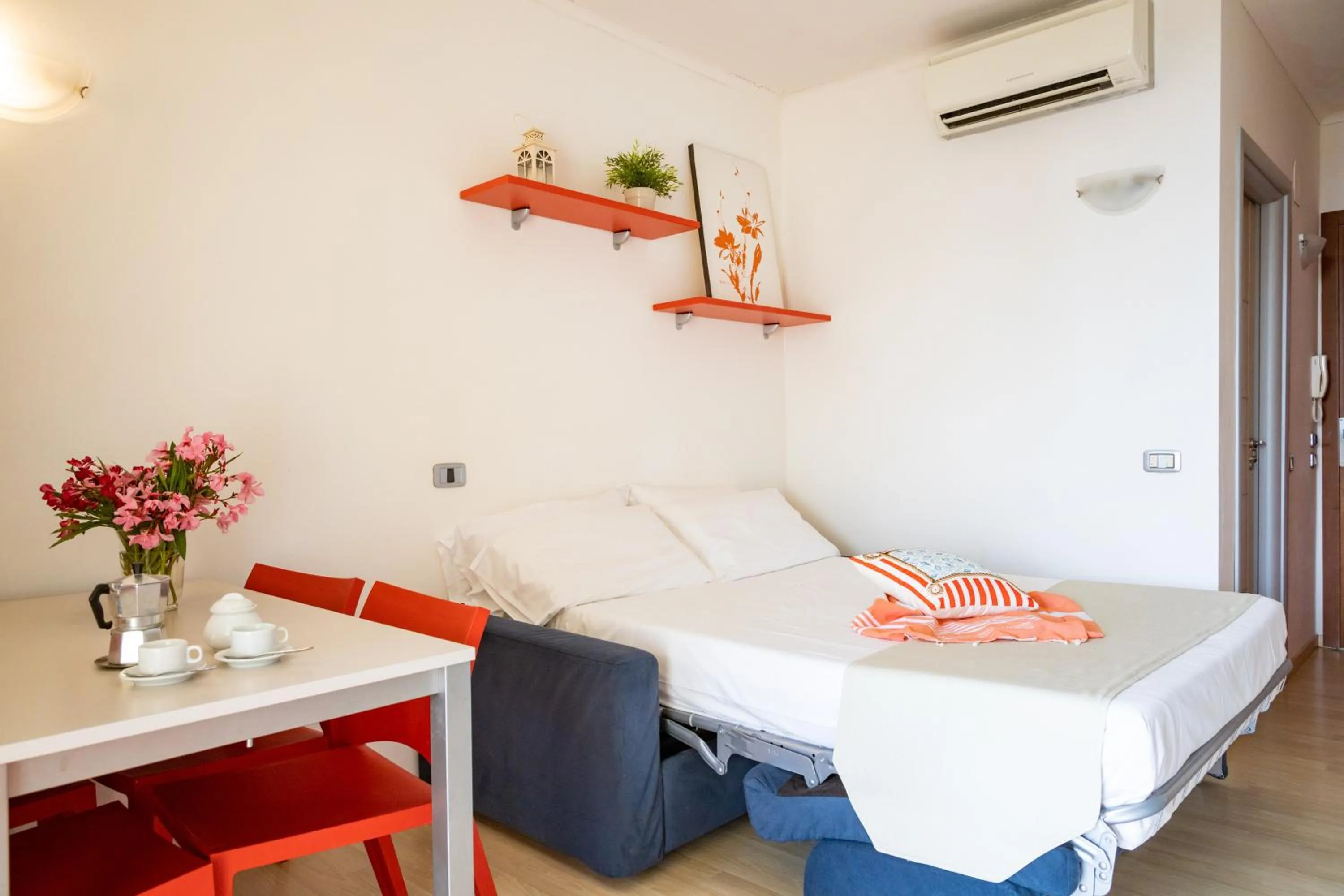 Photo of the whole room, Bed in Residence Mediterraneo