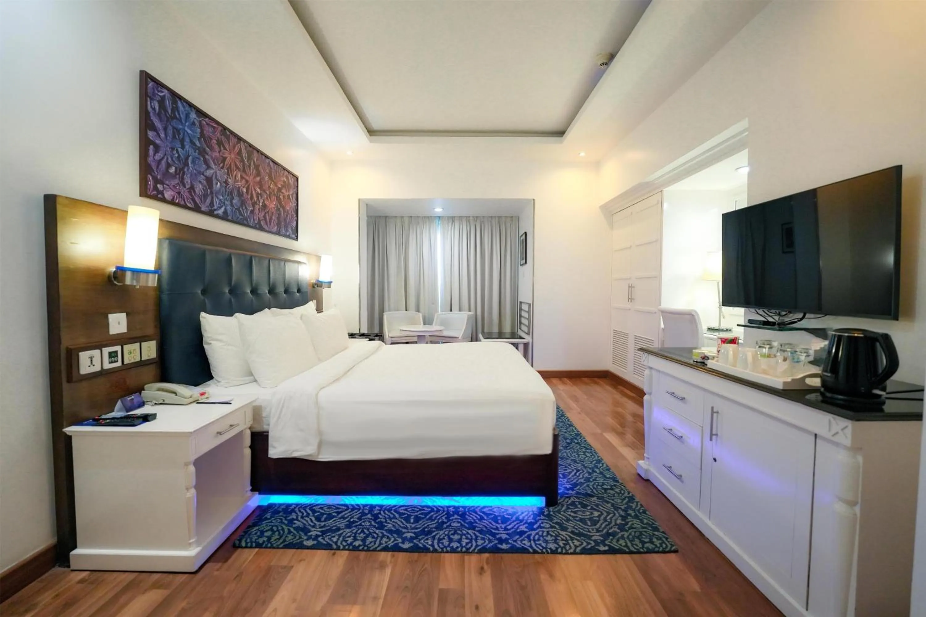 Bedroom, Bed in Radisson Blu Kochi