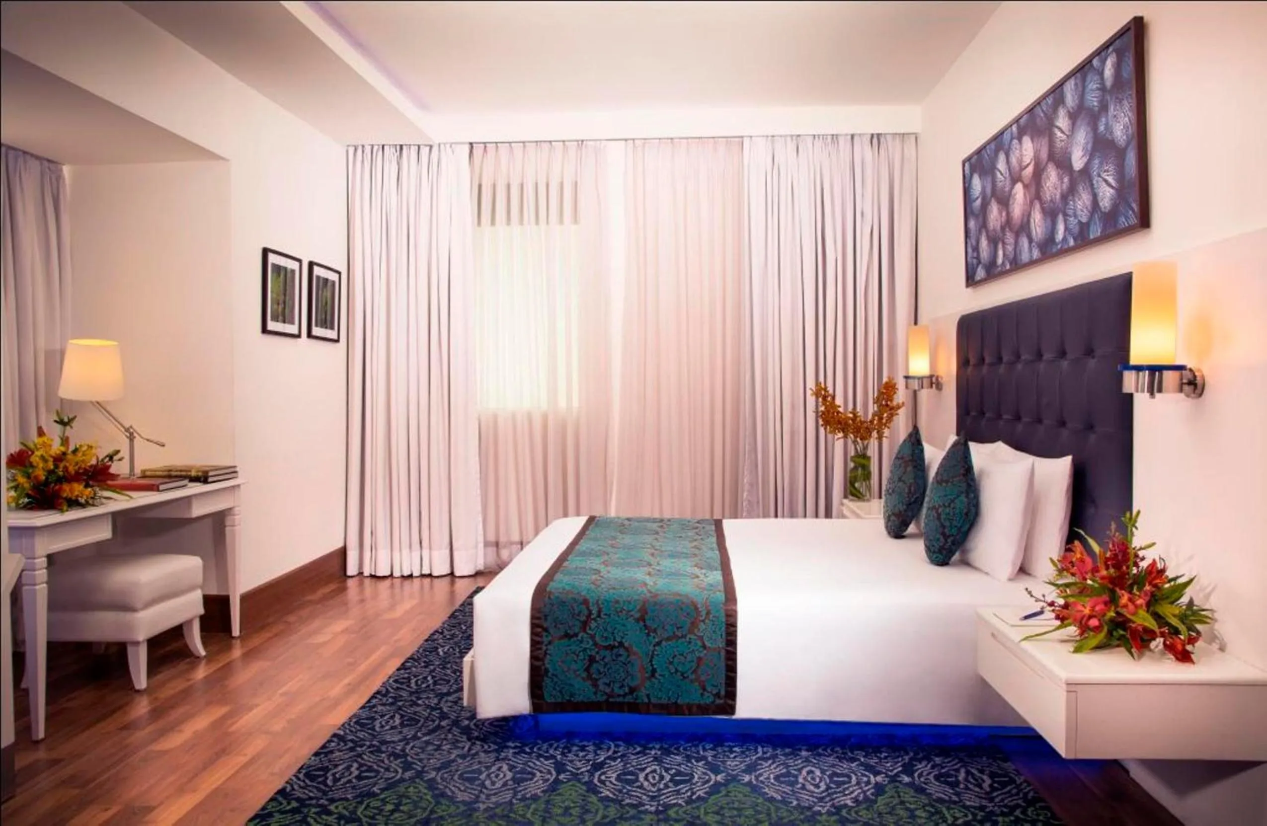 Bedroom, Bed in Radisson Blu Kochi