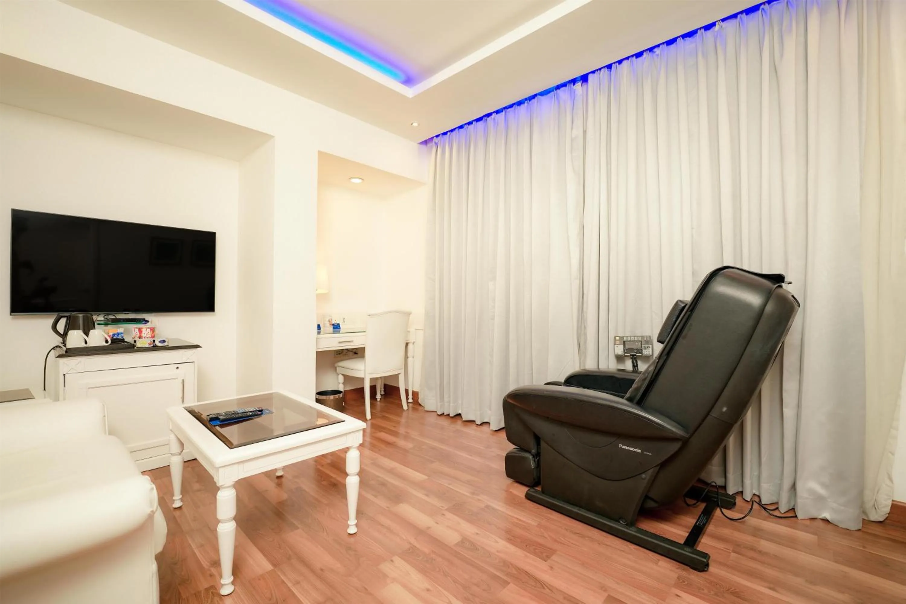 Photo of the whole room in Radisson Blu Kochi