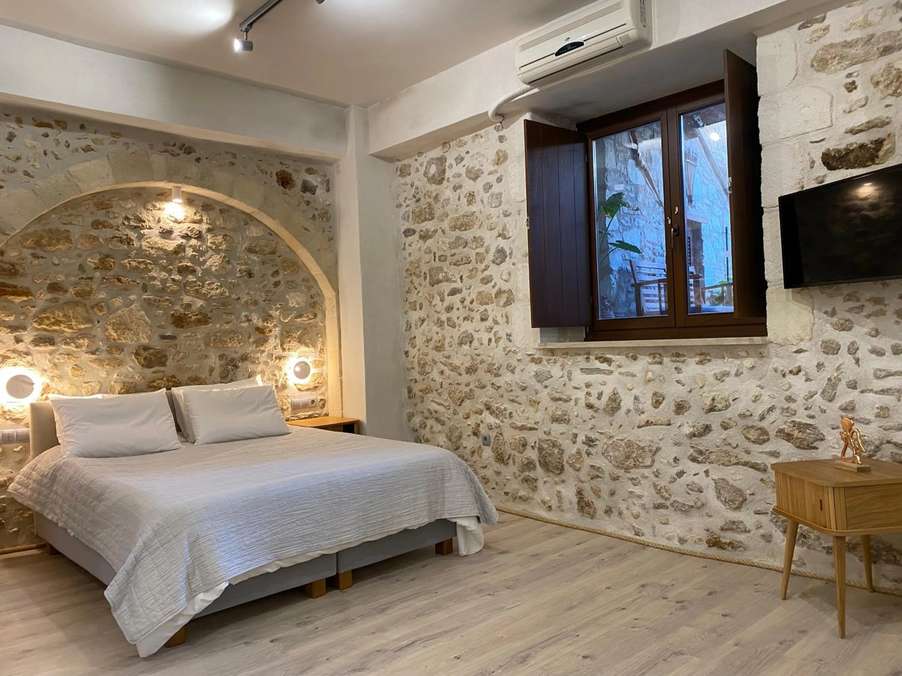 Bed in Barbara Studios