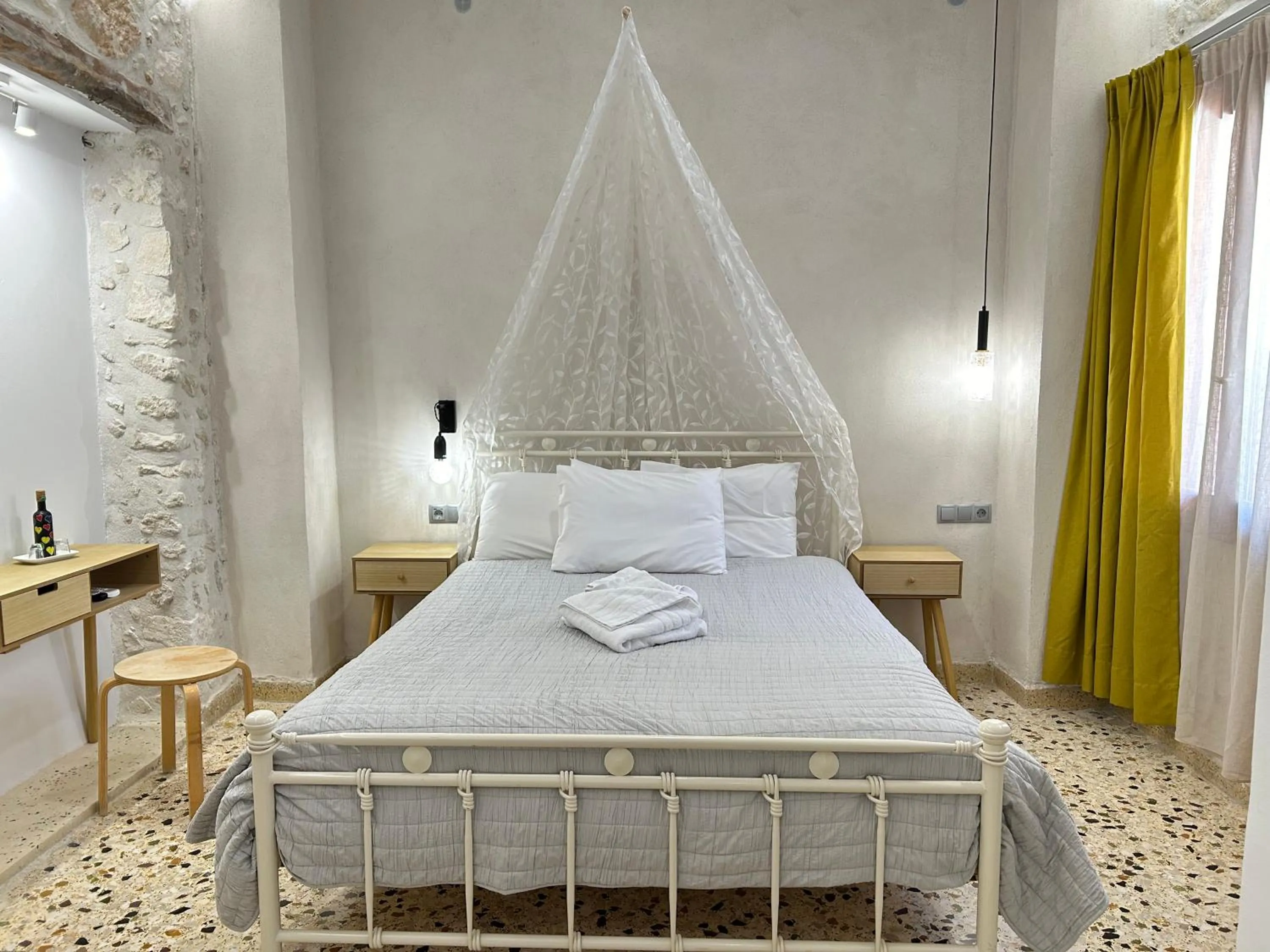 Bed in Barbara Studios