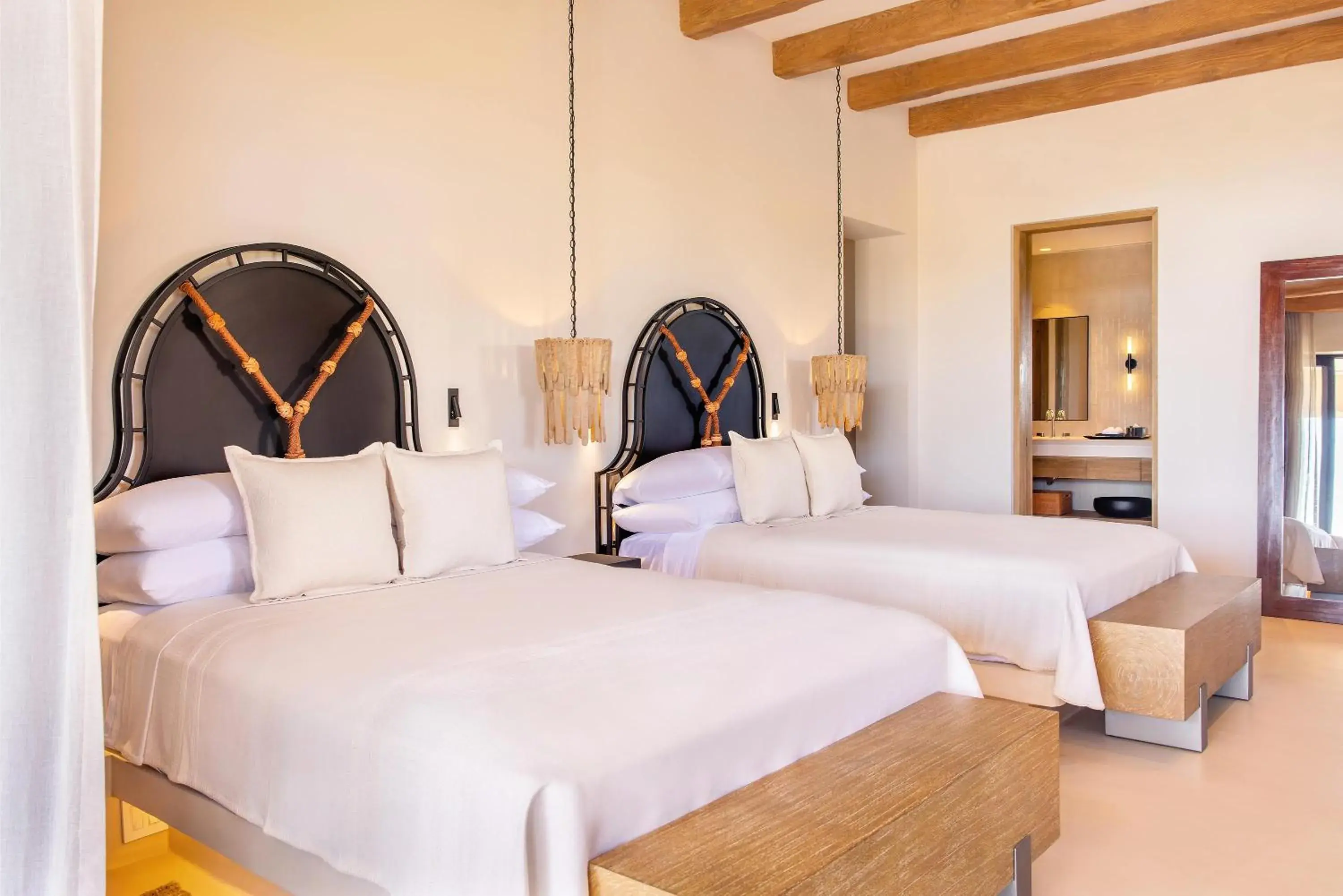 Queen Room with Pool View in Kimpton Mas Olas Resort and Spa Queen Room with Pool View in Kimpton Mas Olas Resort and Spa