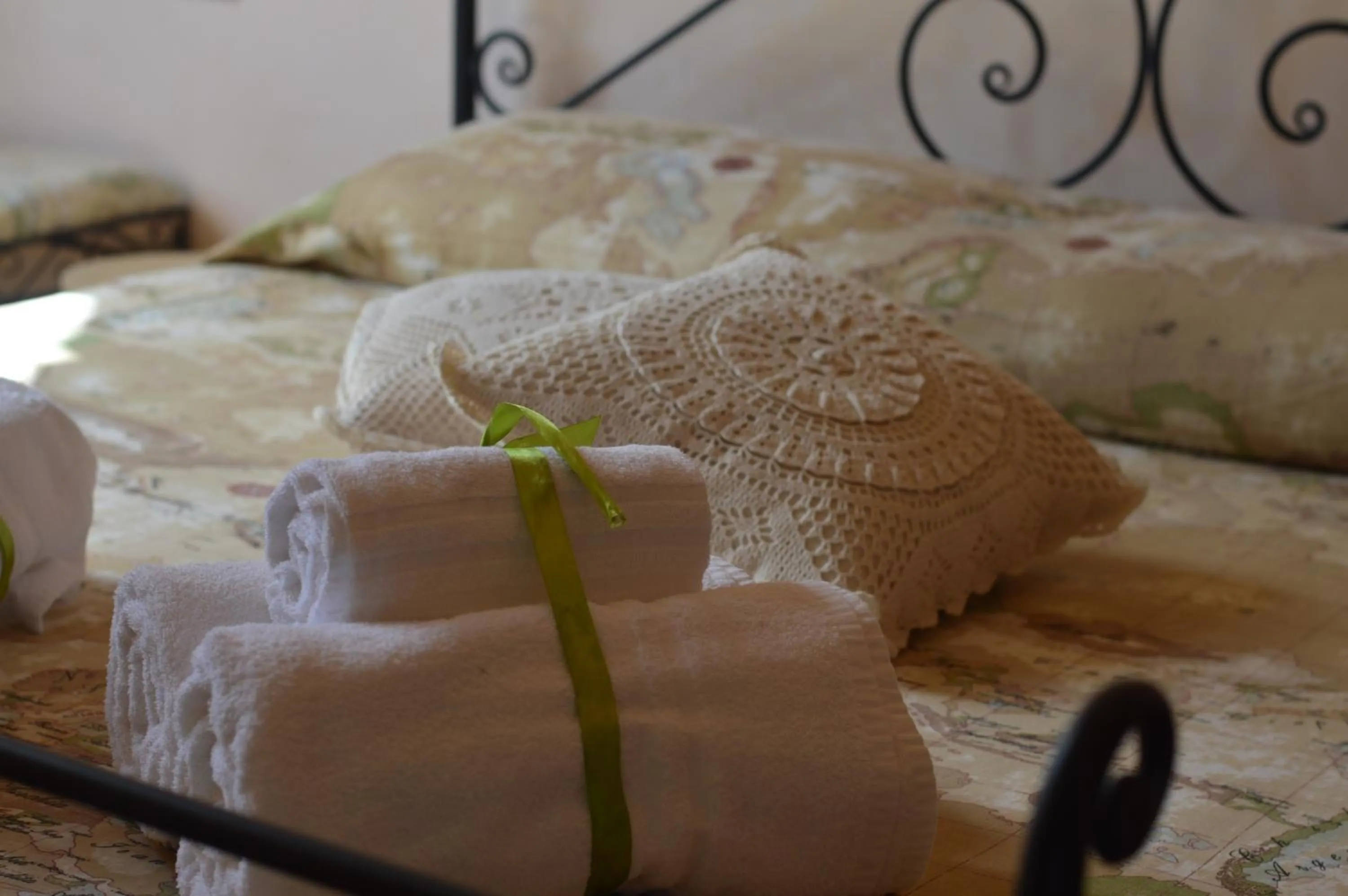 Decorative detail, Bed in Centro Sicilia Rooms & Suites
