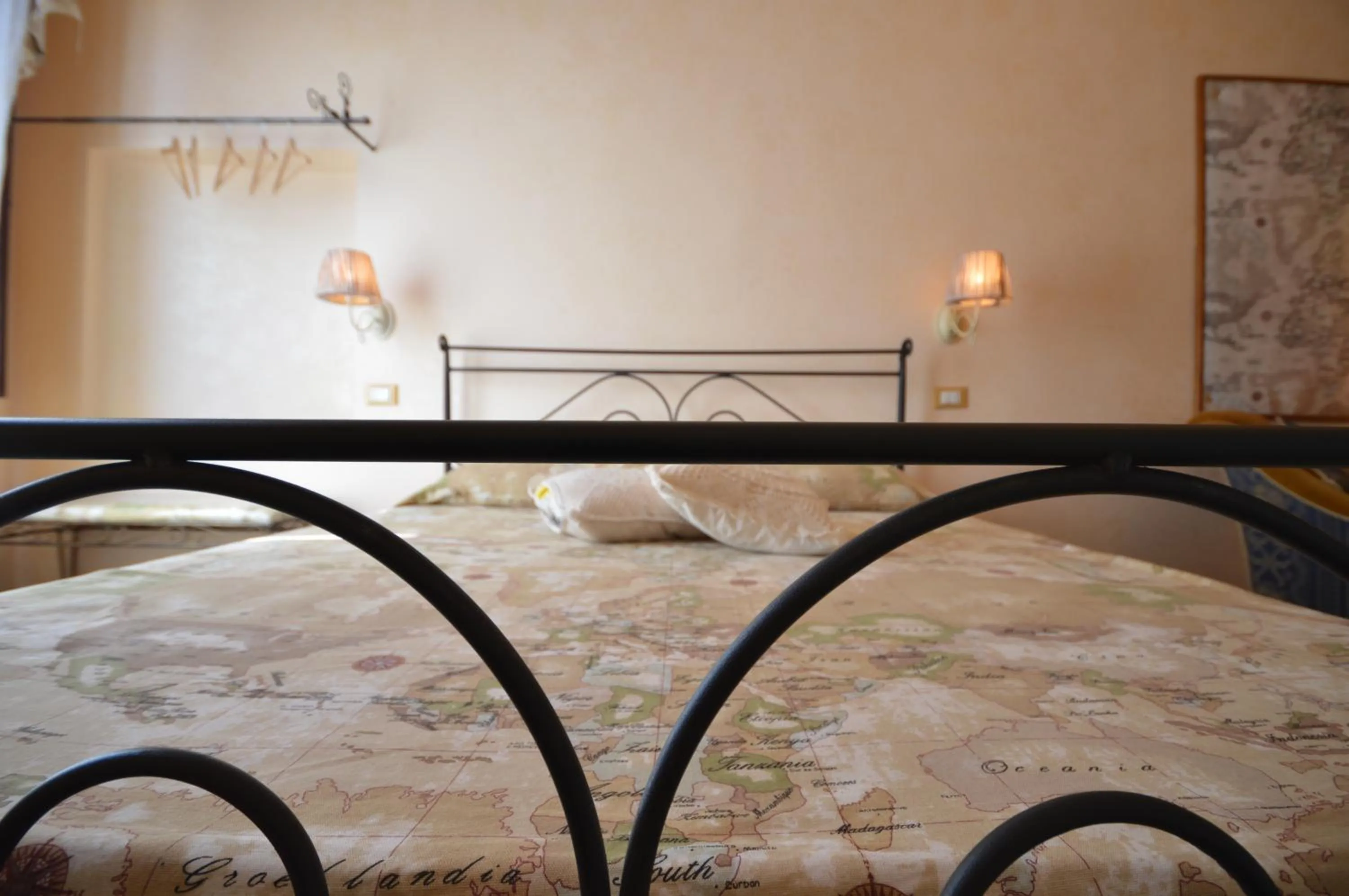 Decorative detail, Bed in Centro Sicilia Rooms & Suites