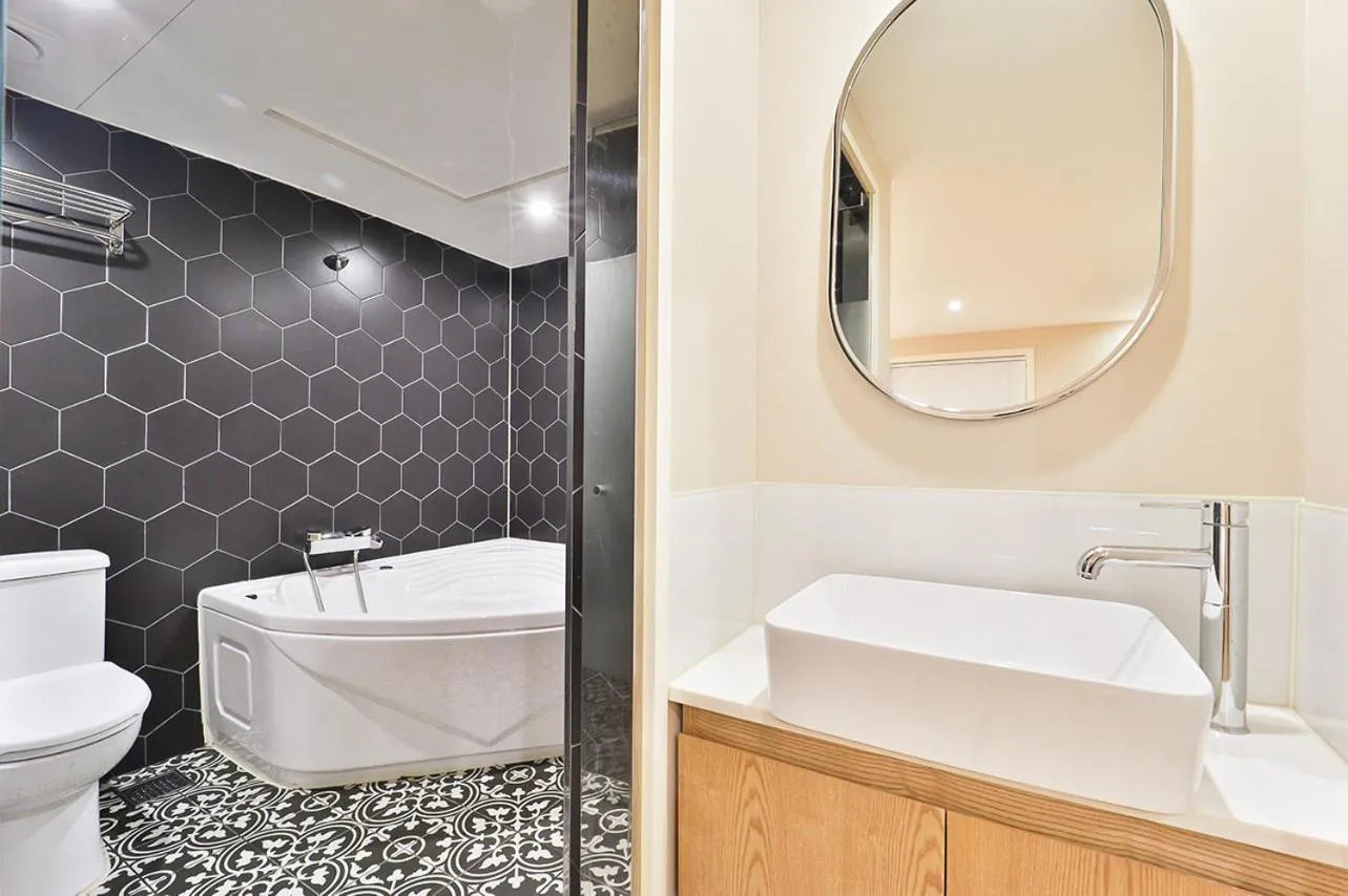 Shower in Jamsil Tomgi Hotel