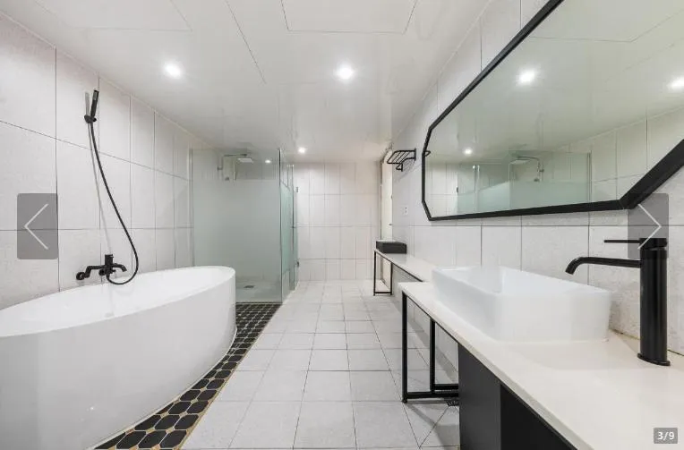 Shower in Jamsil Tomgi Hotel