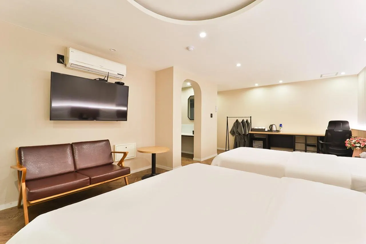 Bed in Jamsil Tomgi Hotel