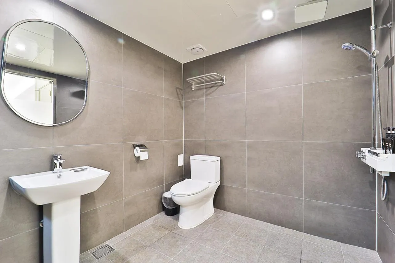 Shower in Jamsil Tomgi Hotel