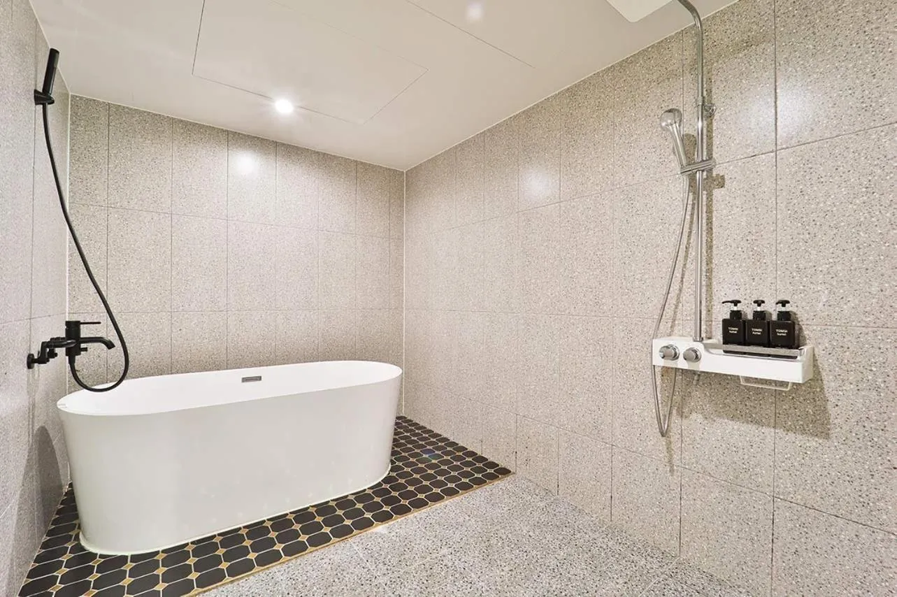 Shower in Jamsil Tomgi Hotel