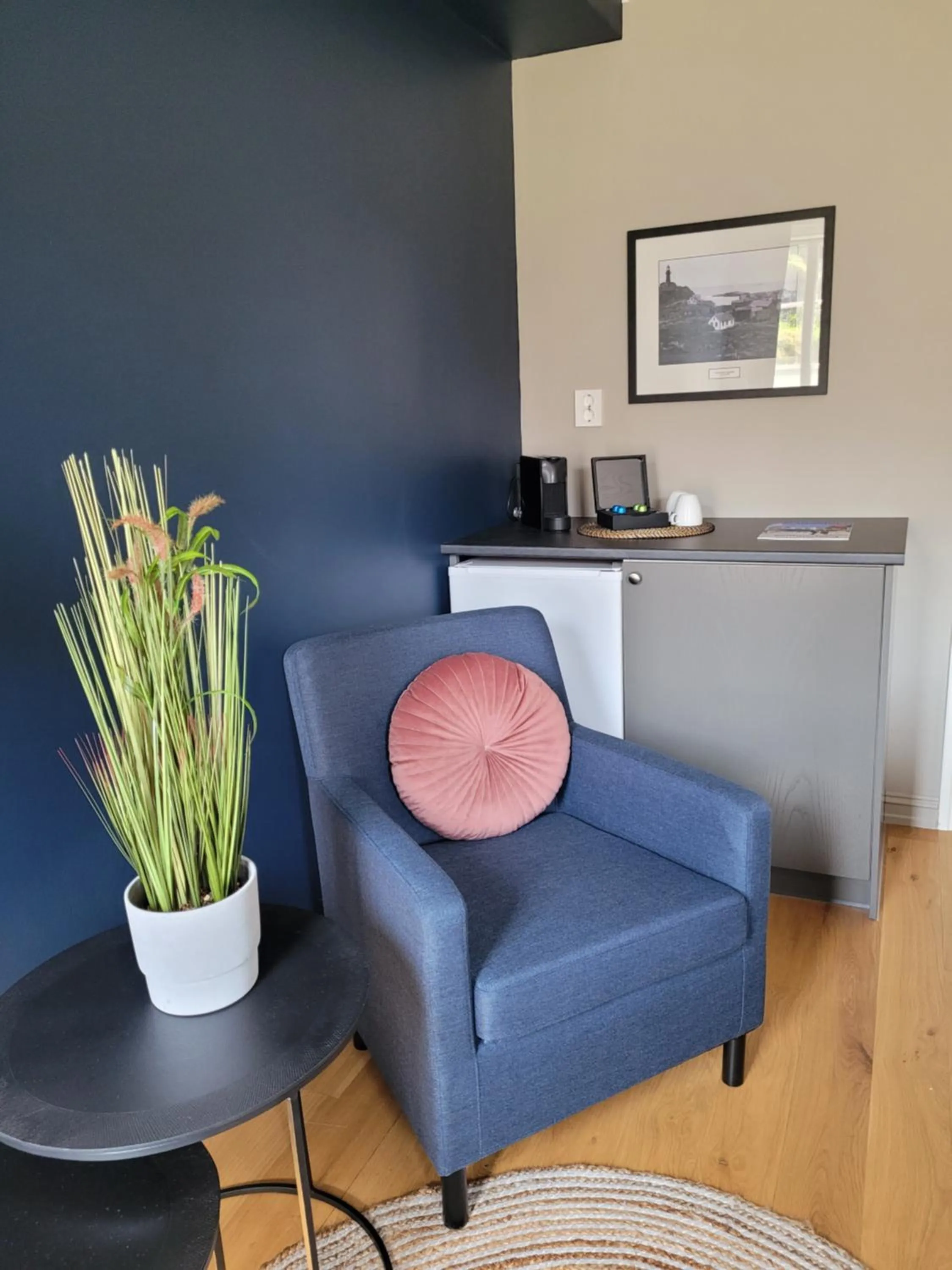 Seating area in Ona Havstuer - by Classic Norway Hotels