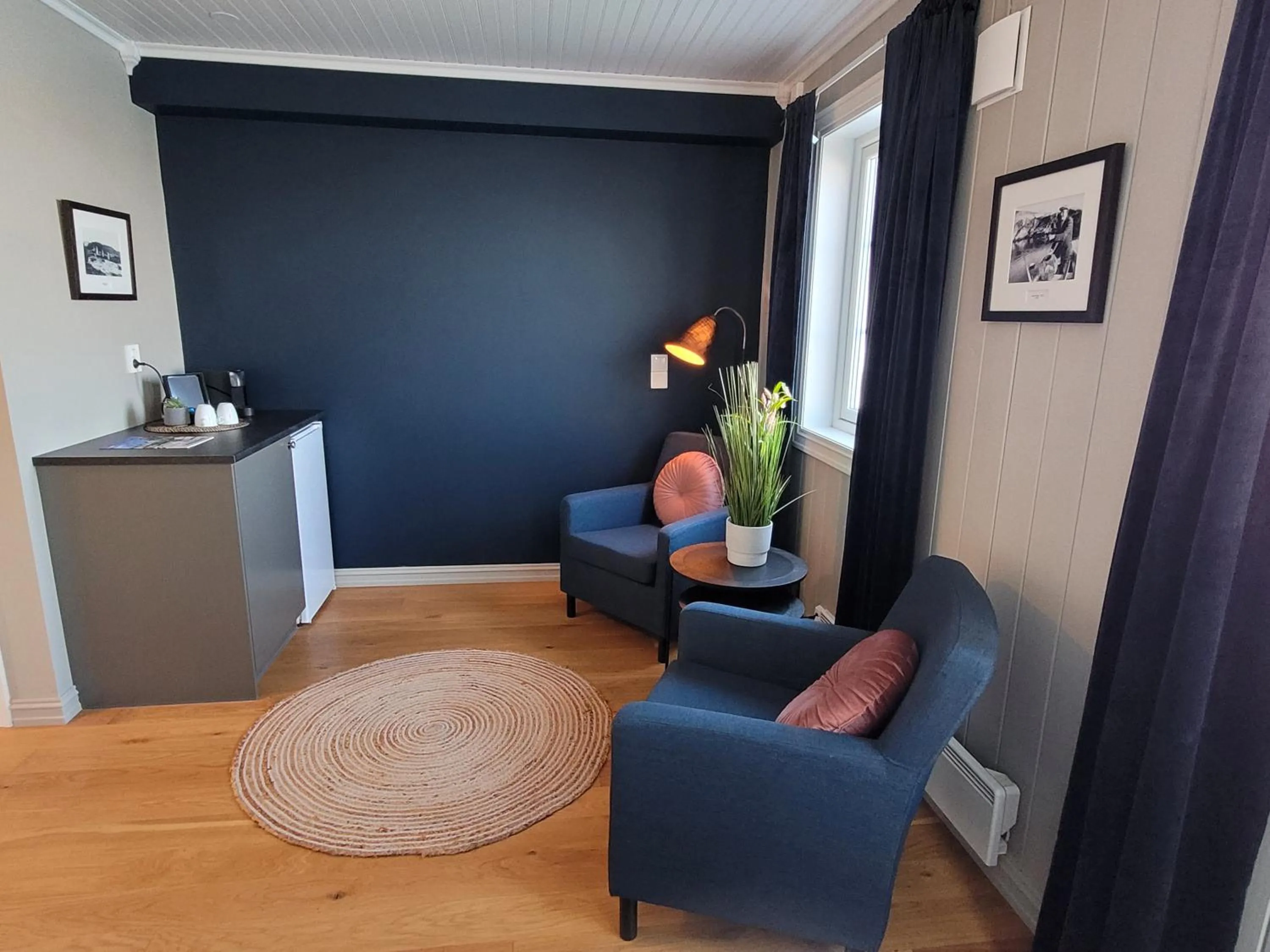 Seating area in Ona Havstuer - by Classic Norway Hotels