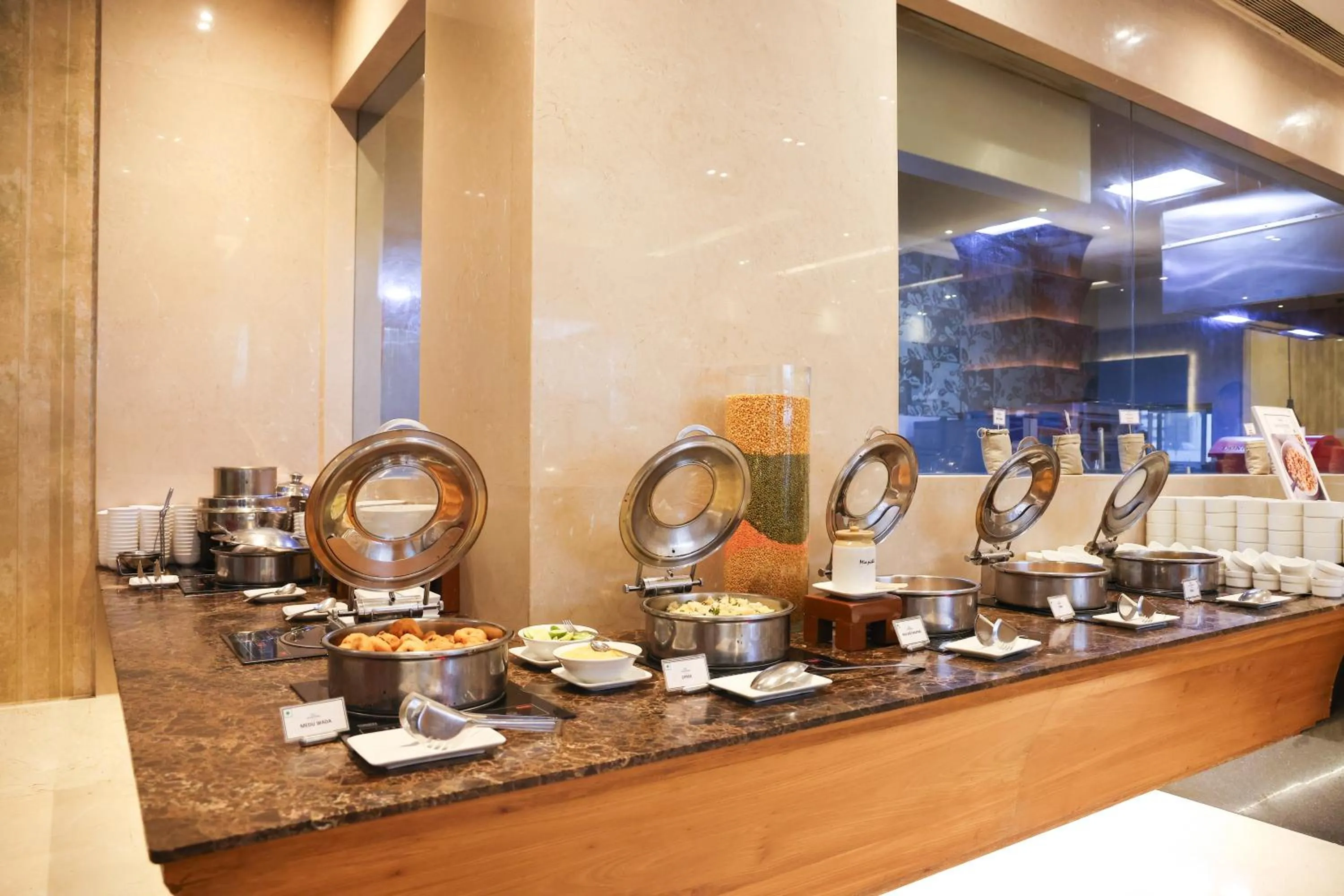 Restaurant/places to eat in Balaji Sarovar Premiere