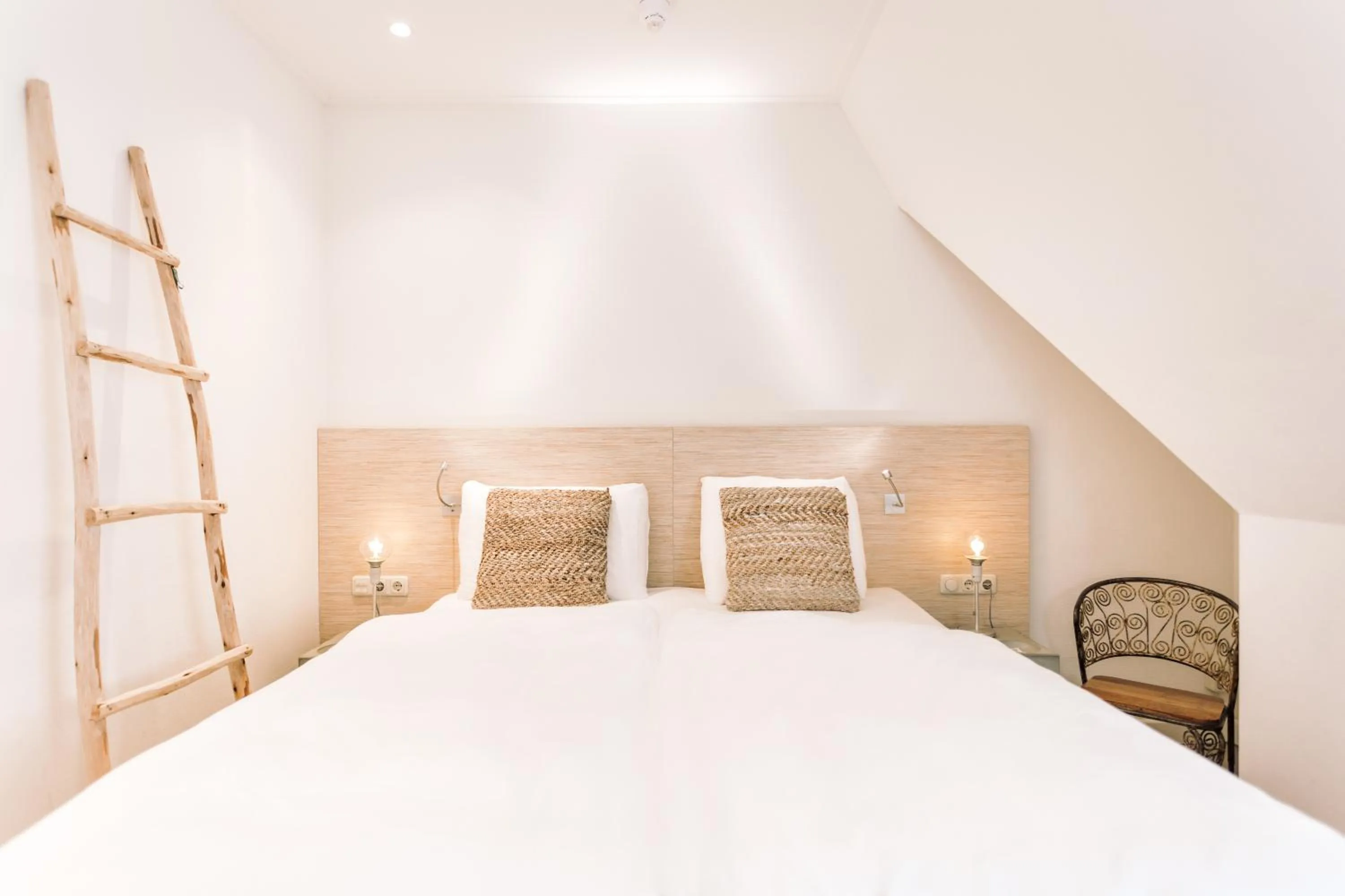 Bed in Logement Overzee