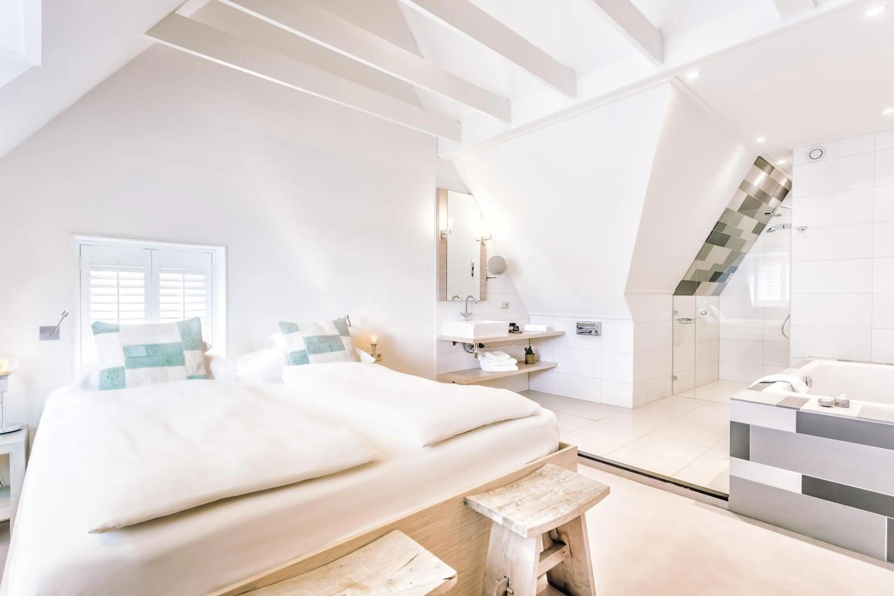 Shower, Bed in Logement Overzee