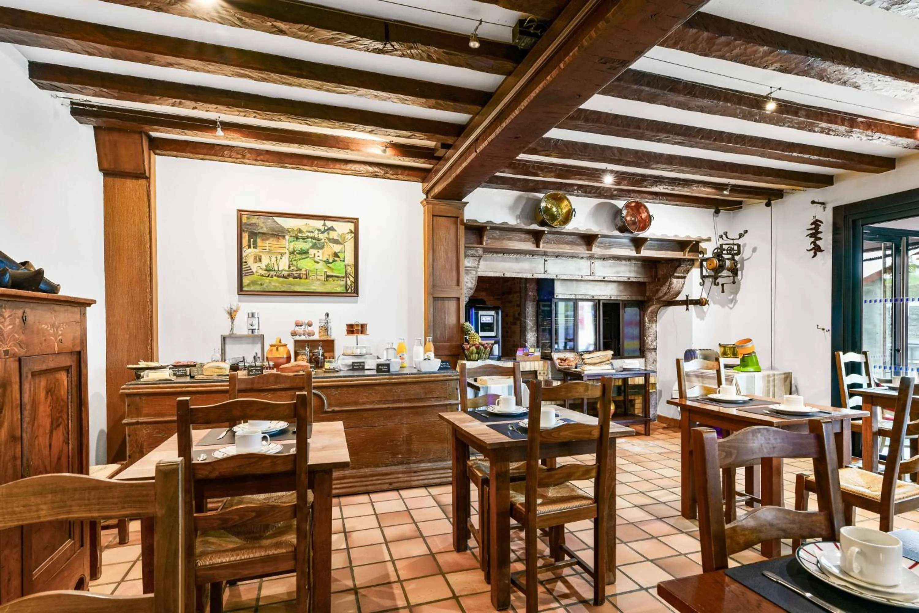 Breakfast in Logis Hôtel Etchemaïté