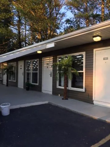 Property building in Hamilton Inn Sturbridge