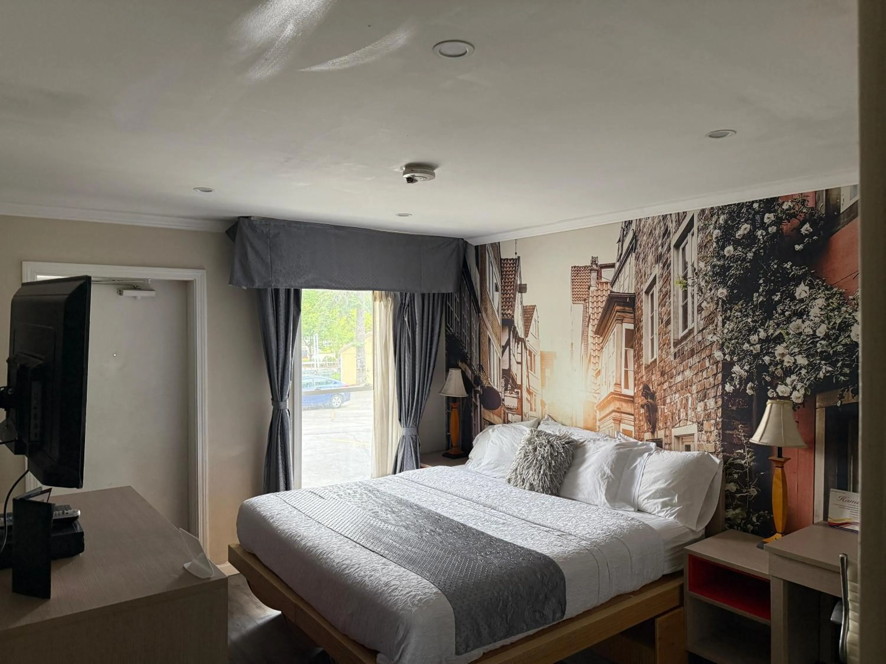 Photo of the whole room, Bed in Hamilton Inn Sturbridge