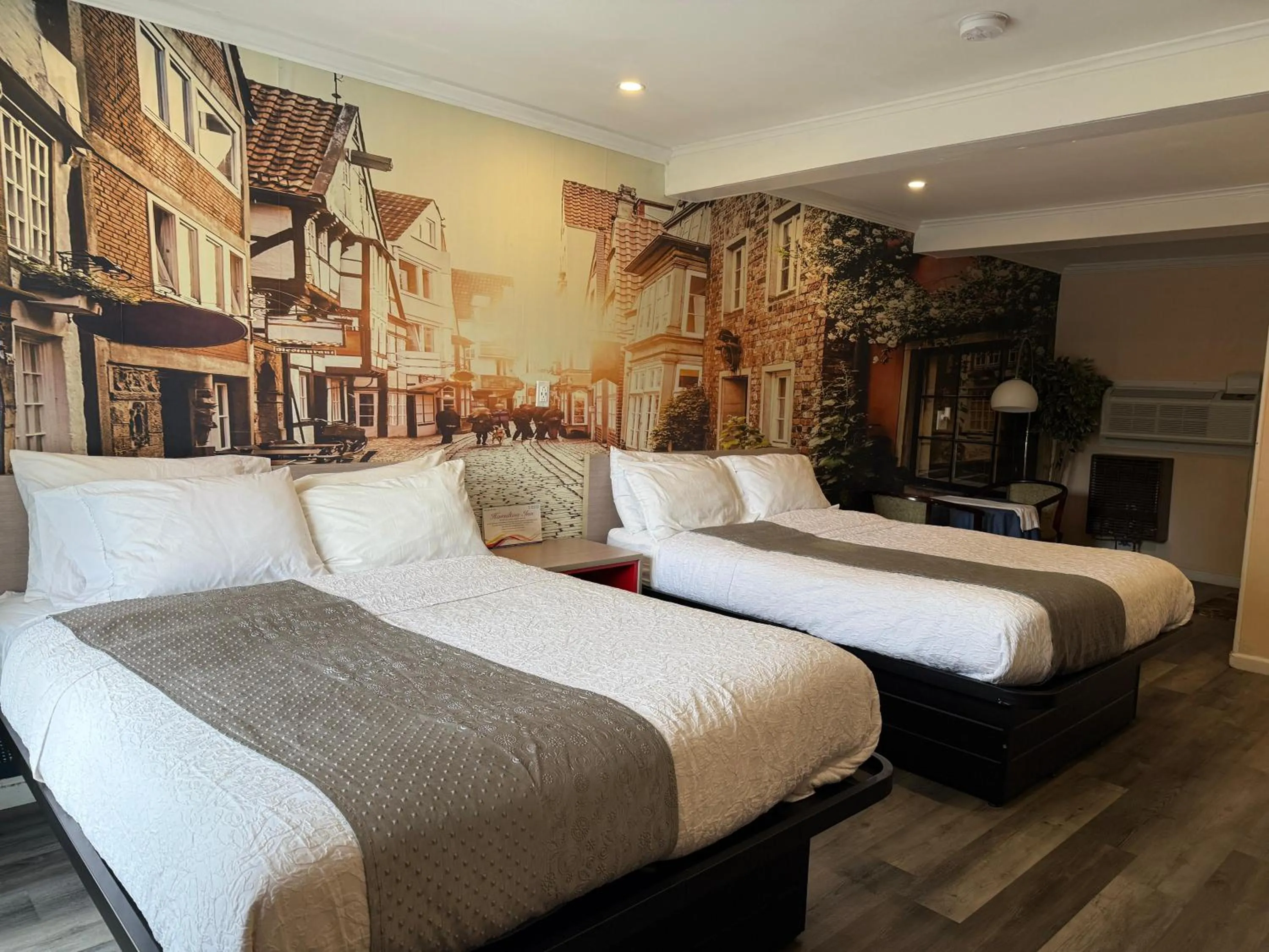 Photo of the whole room, Bed in Hamilton Inn Sturbridge