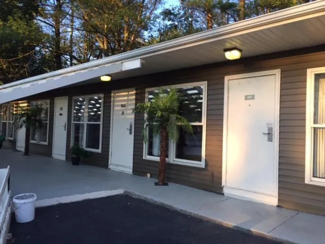 Property building in Hamilton Inn Sturbridge