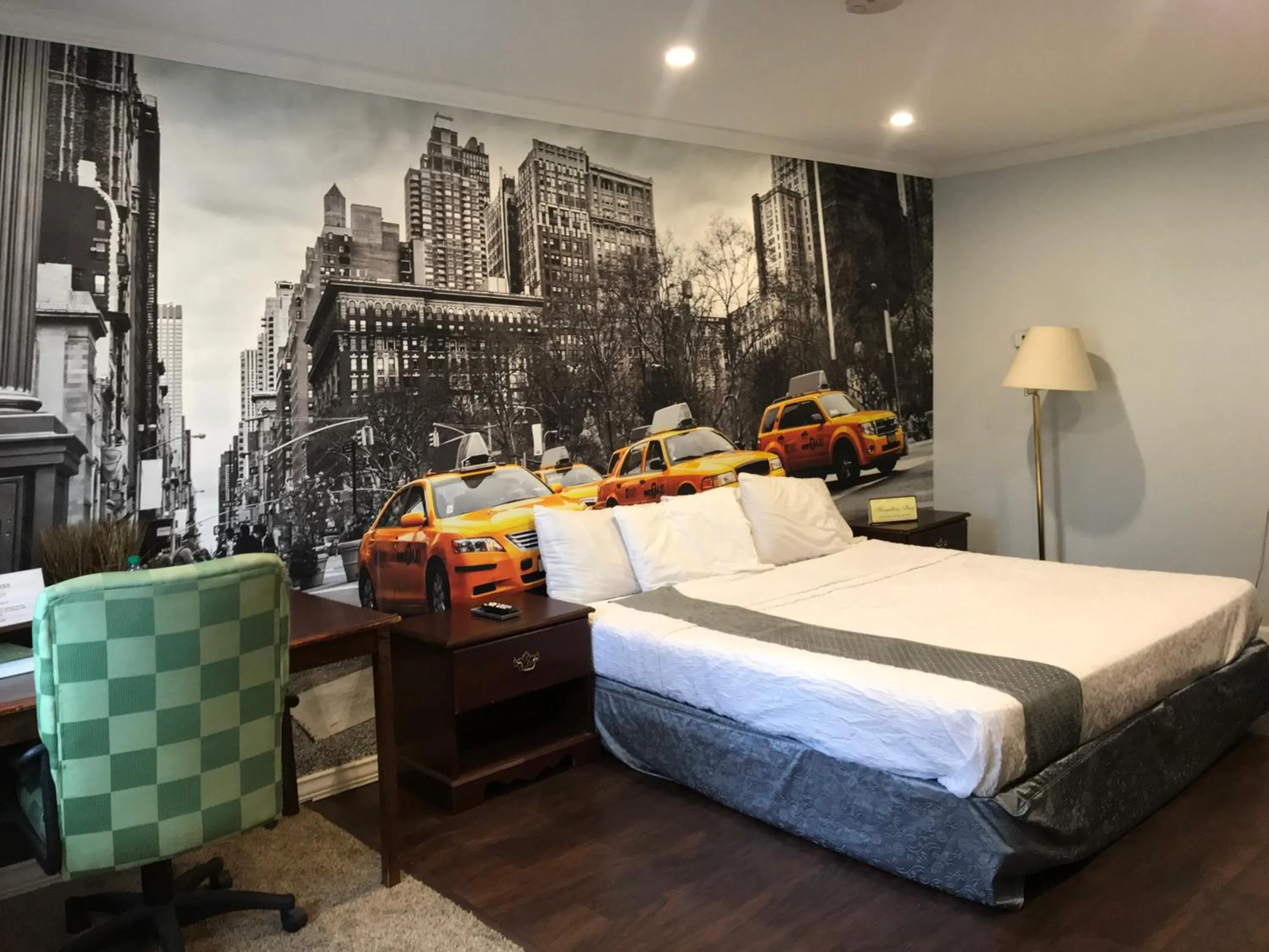 Photo of the whole room, Bed in Hamilton Inn Sturbridge