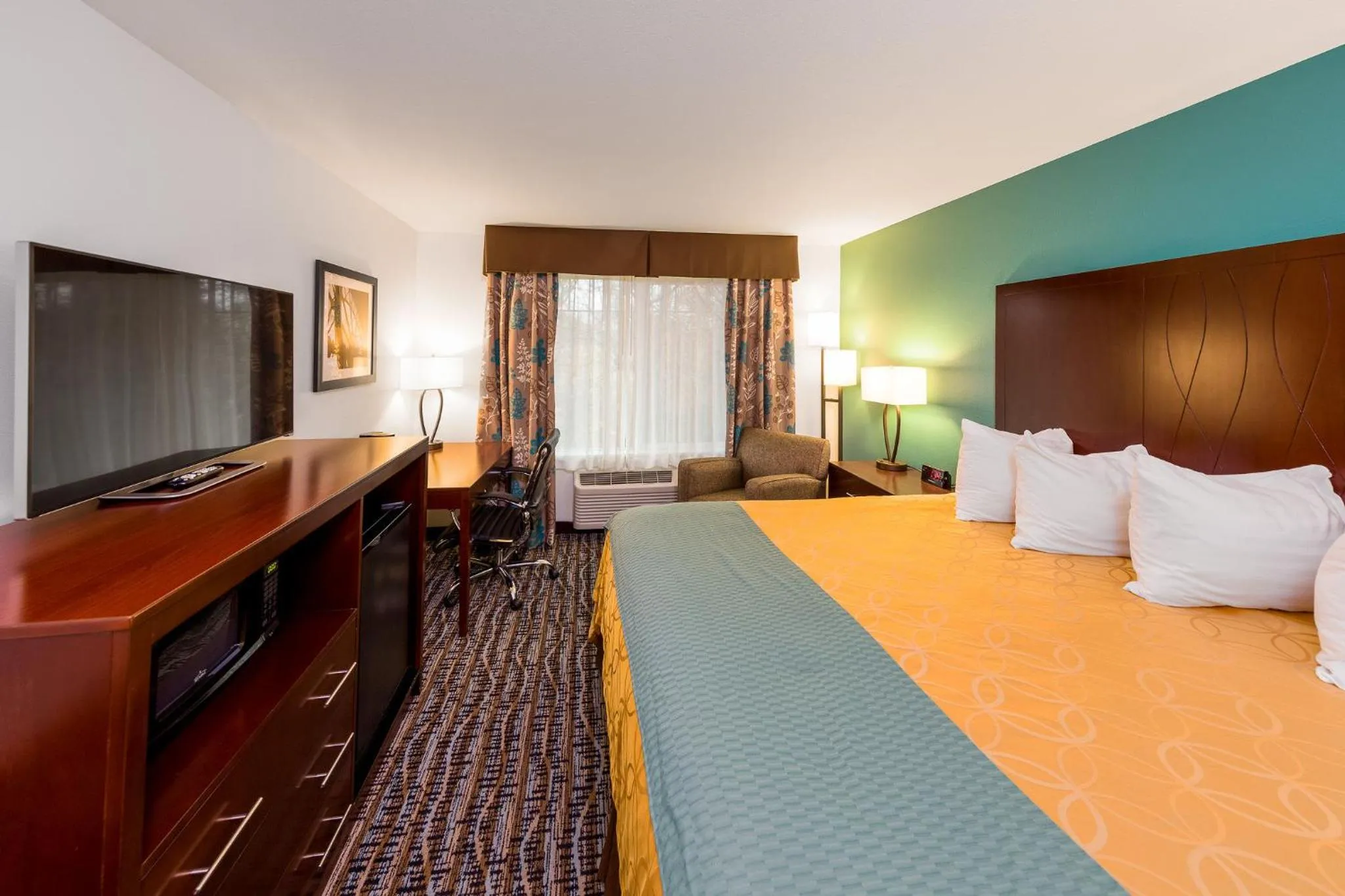 Bed in Sunset Motel Hood River