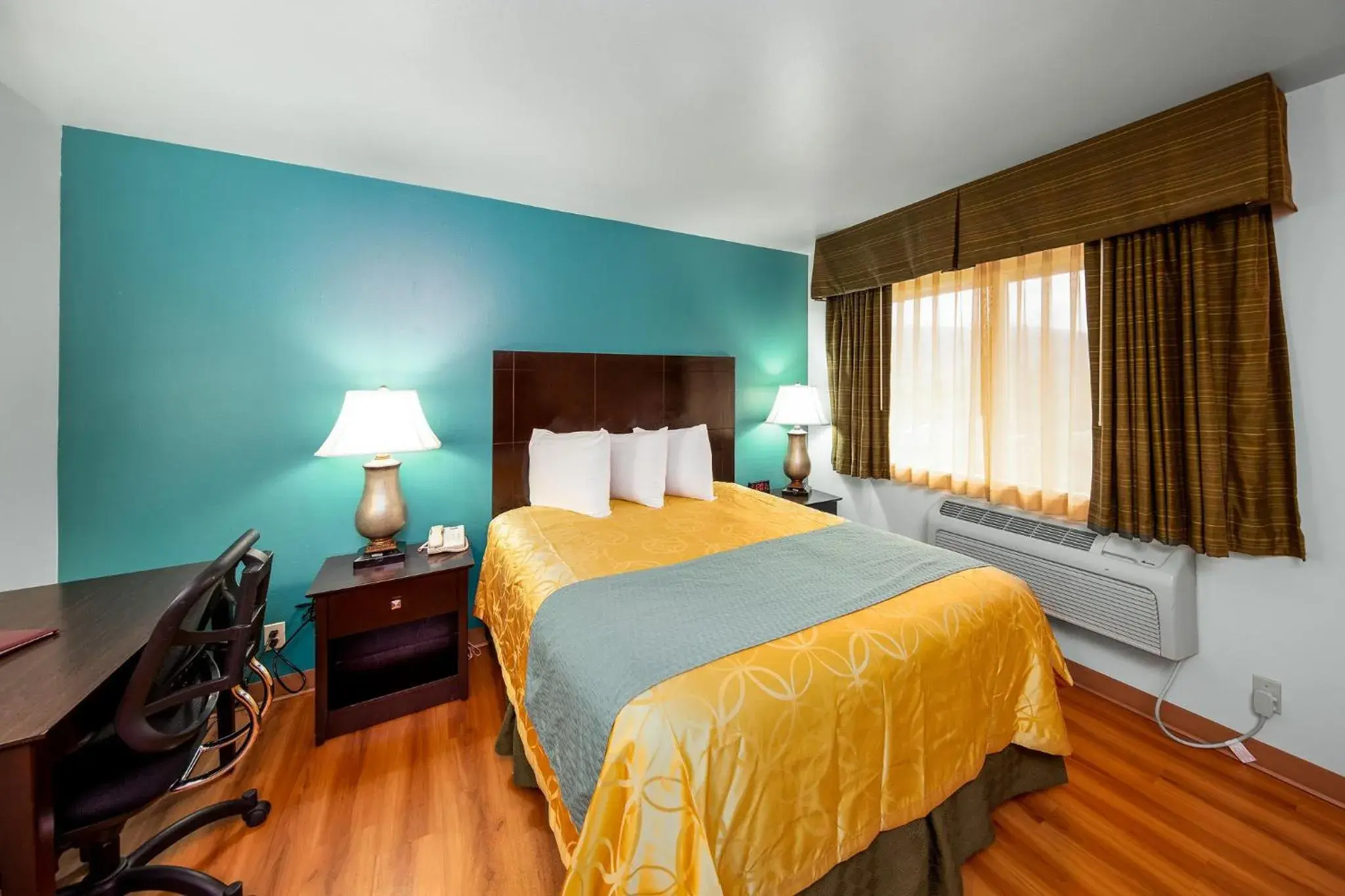 Queen Room in Sunset Motel Hood River Queen Room in Sunset Motel Hood River