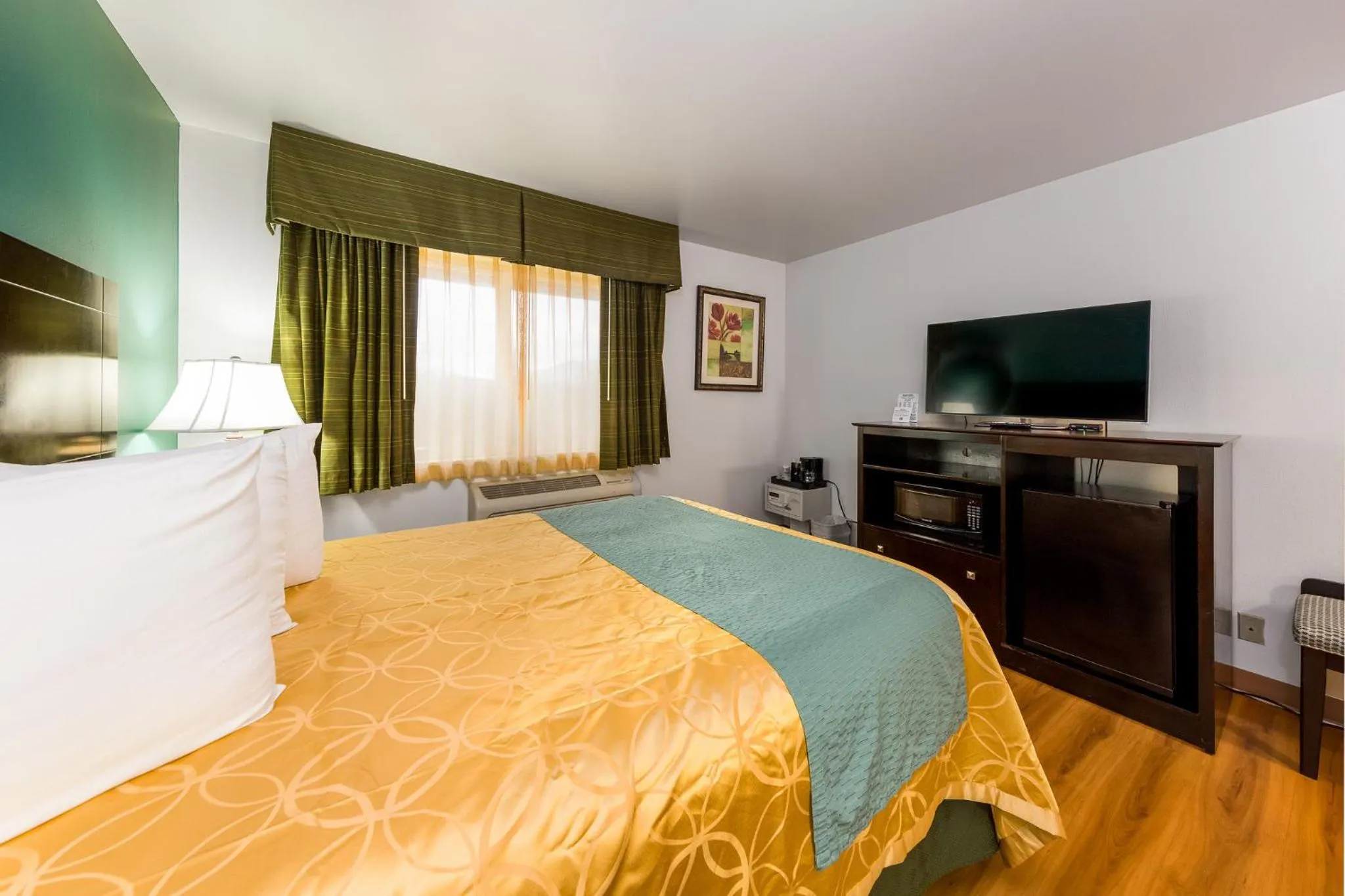 Bed in Sunset Motel Hood River