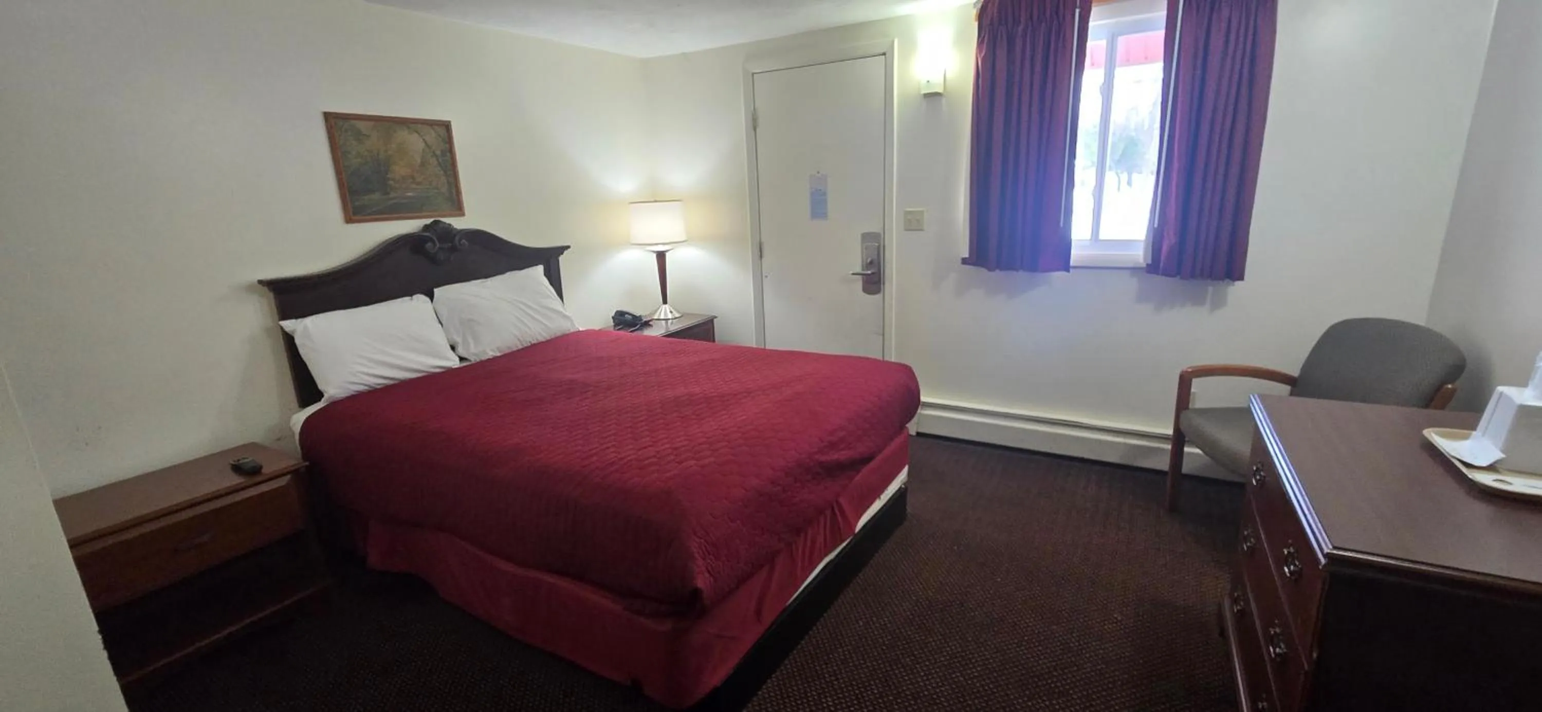 Bed in Red Carpet Inn Pulaski