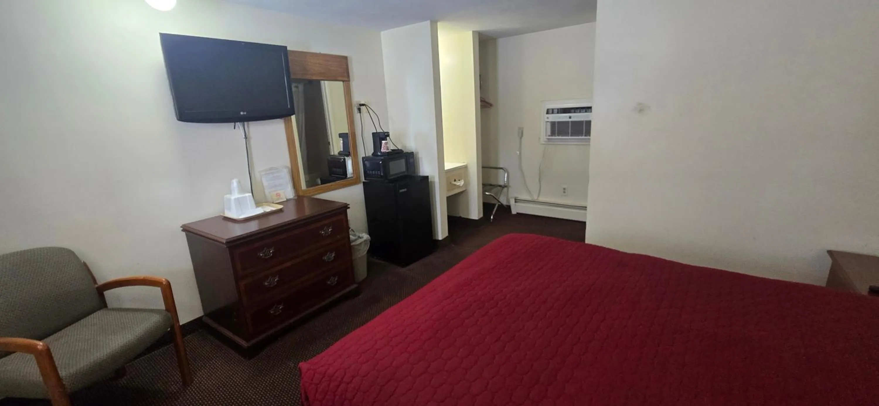 Bed in Red Carpet Inn Pulaski