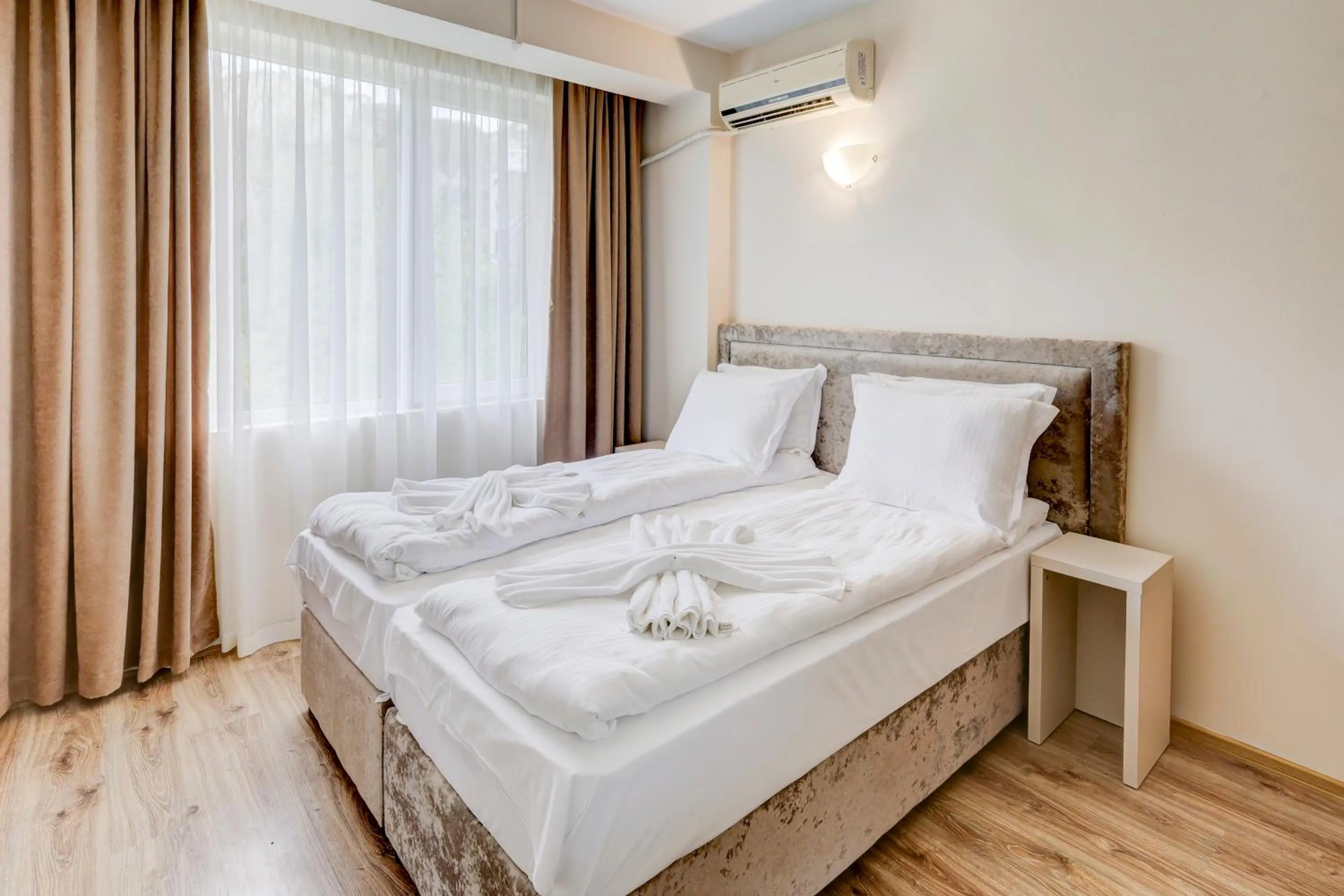 Bed in Jupiter 1 Family Hotel