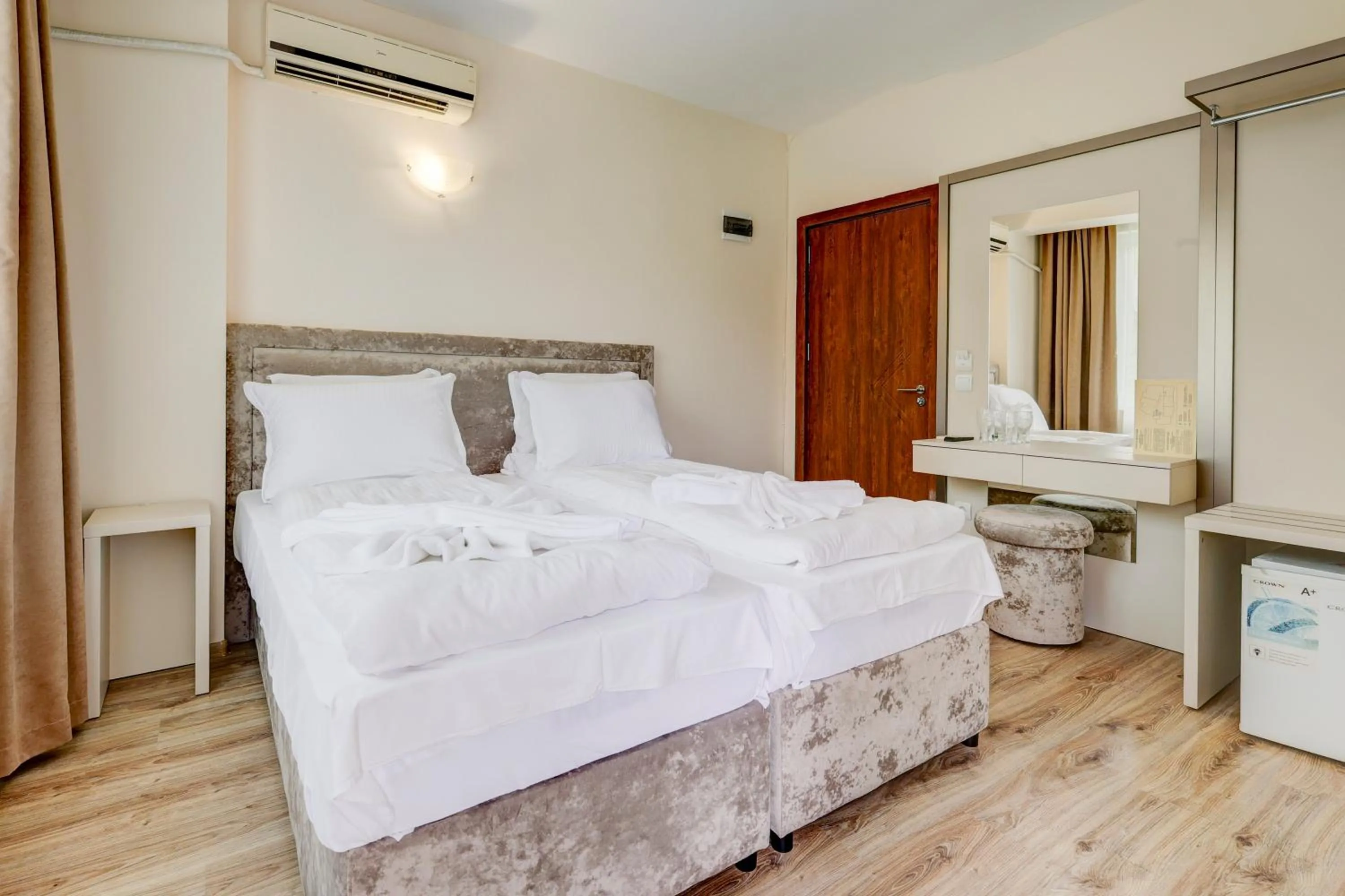 Bed in Jupiter 1 Family Hotel