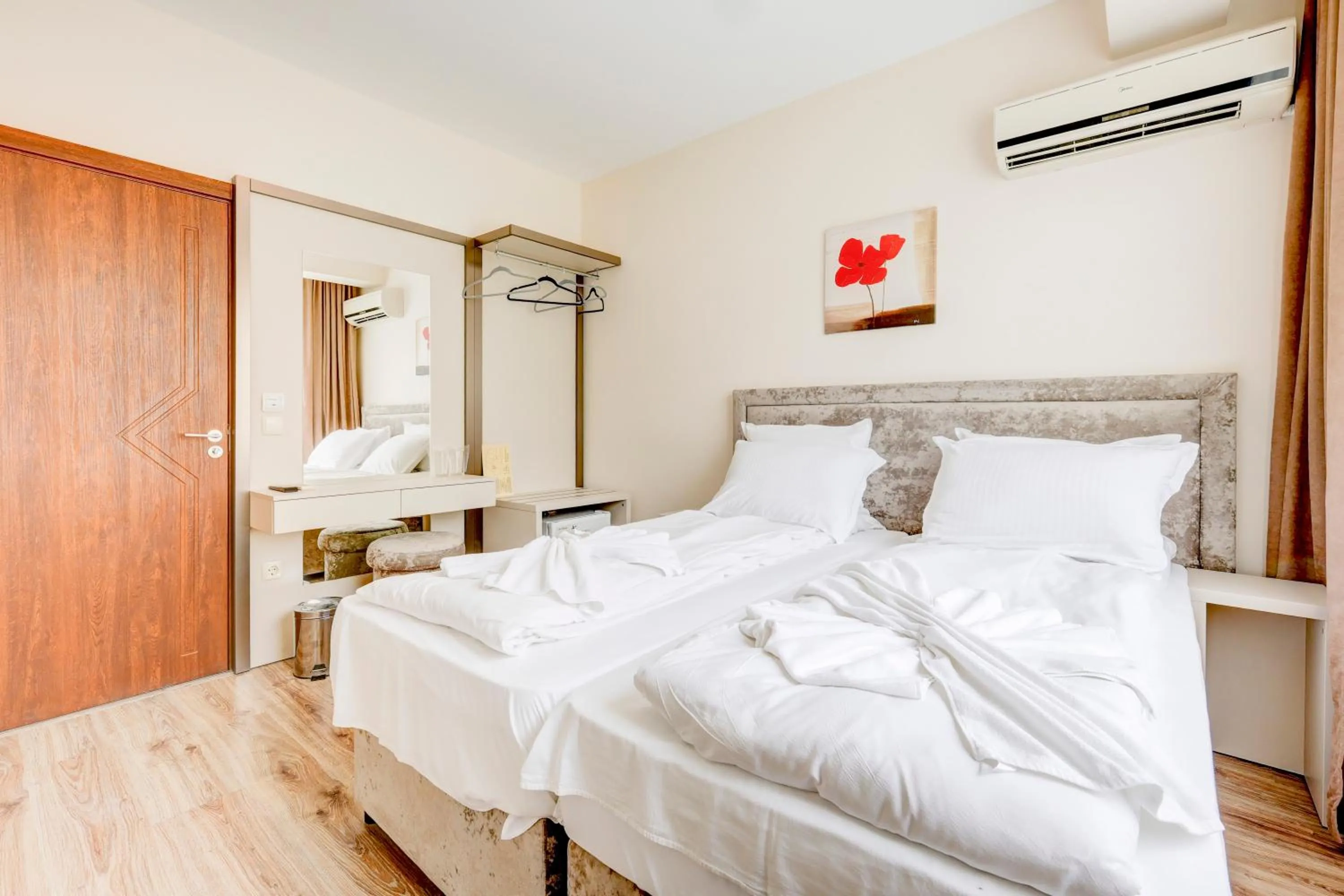 Bed in Jupiter 1 Family Hotel