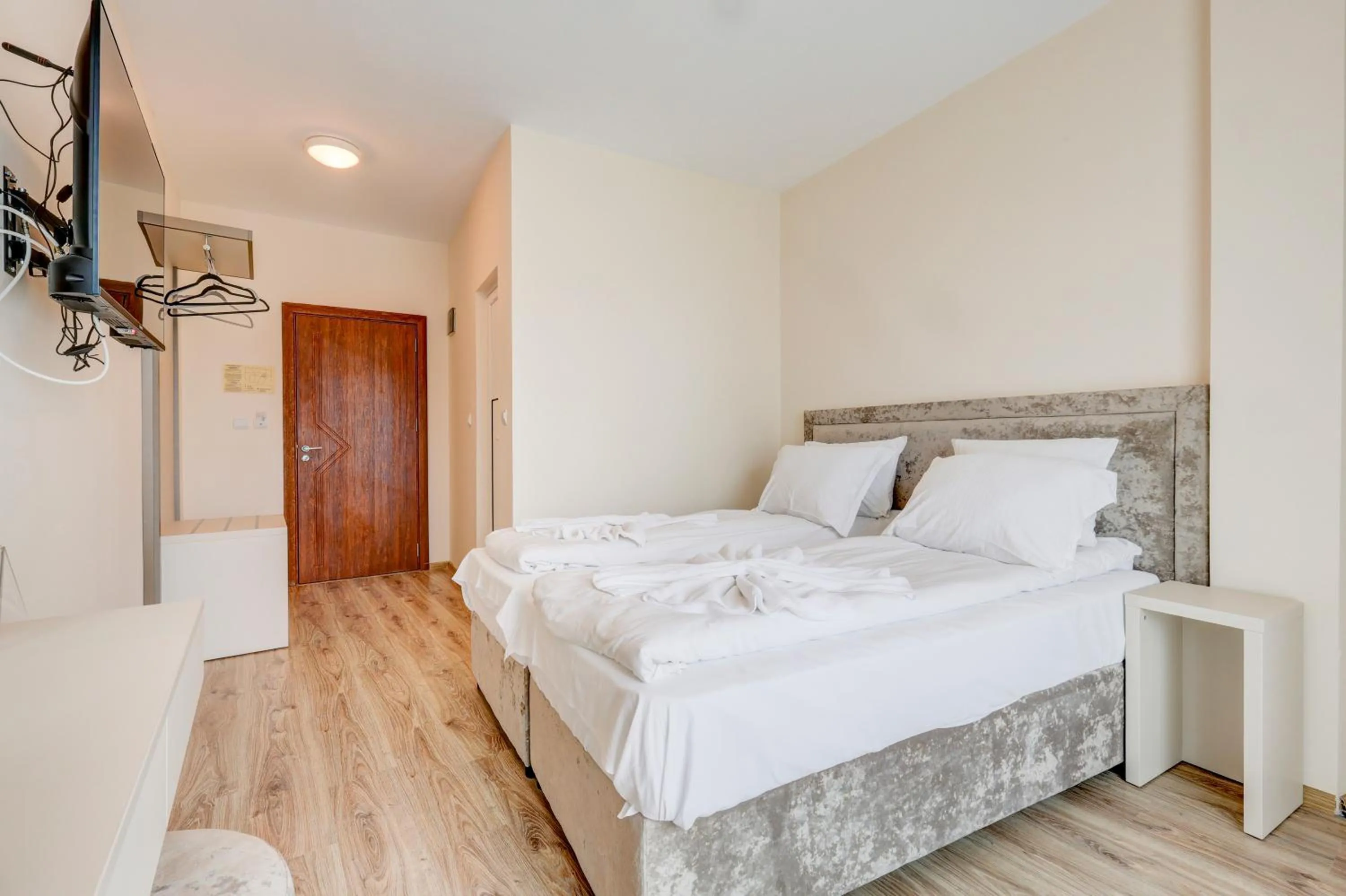 Bed in Jupiter 1 Family Hotel