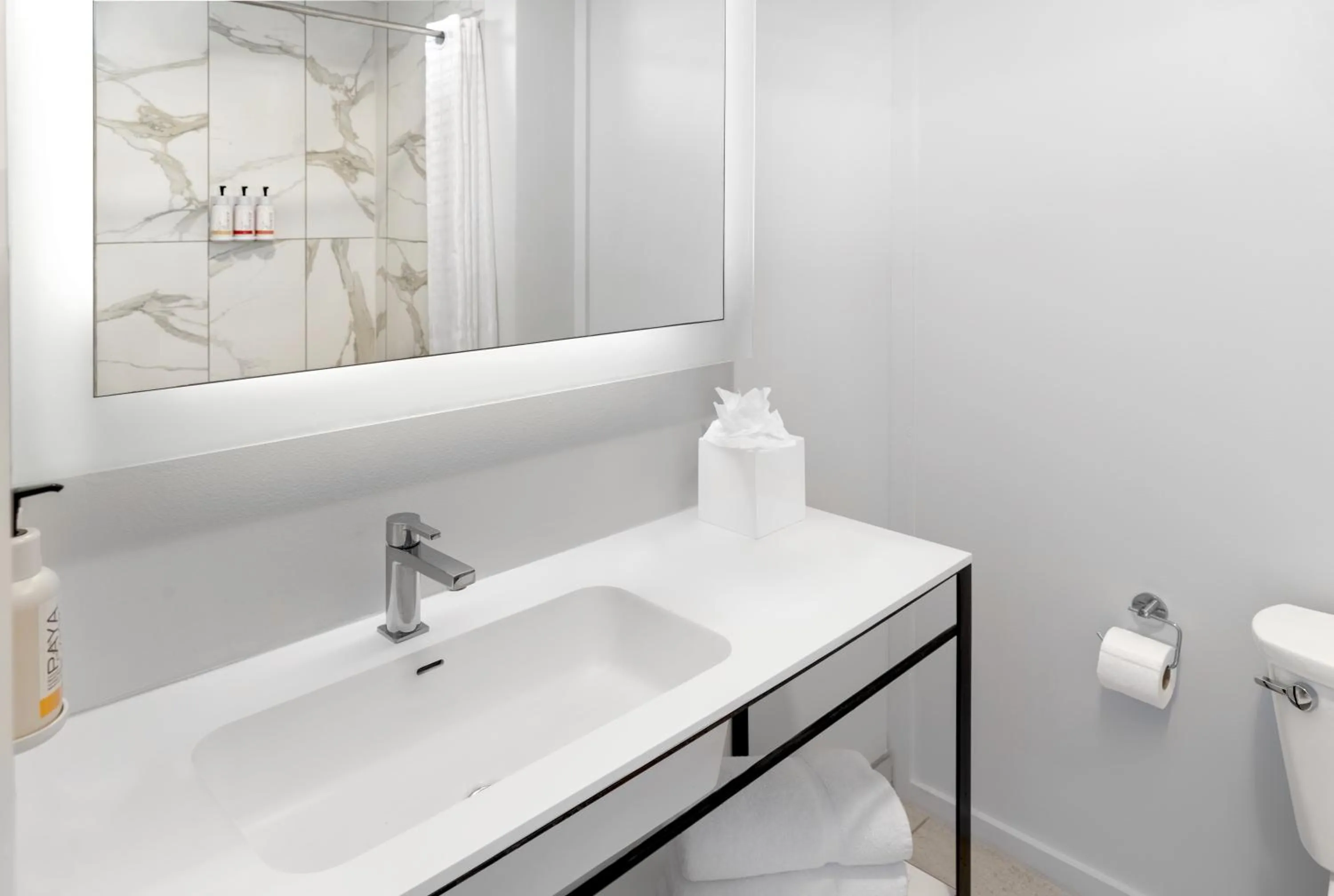 Bathroom in Montauk Blue Hotel