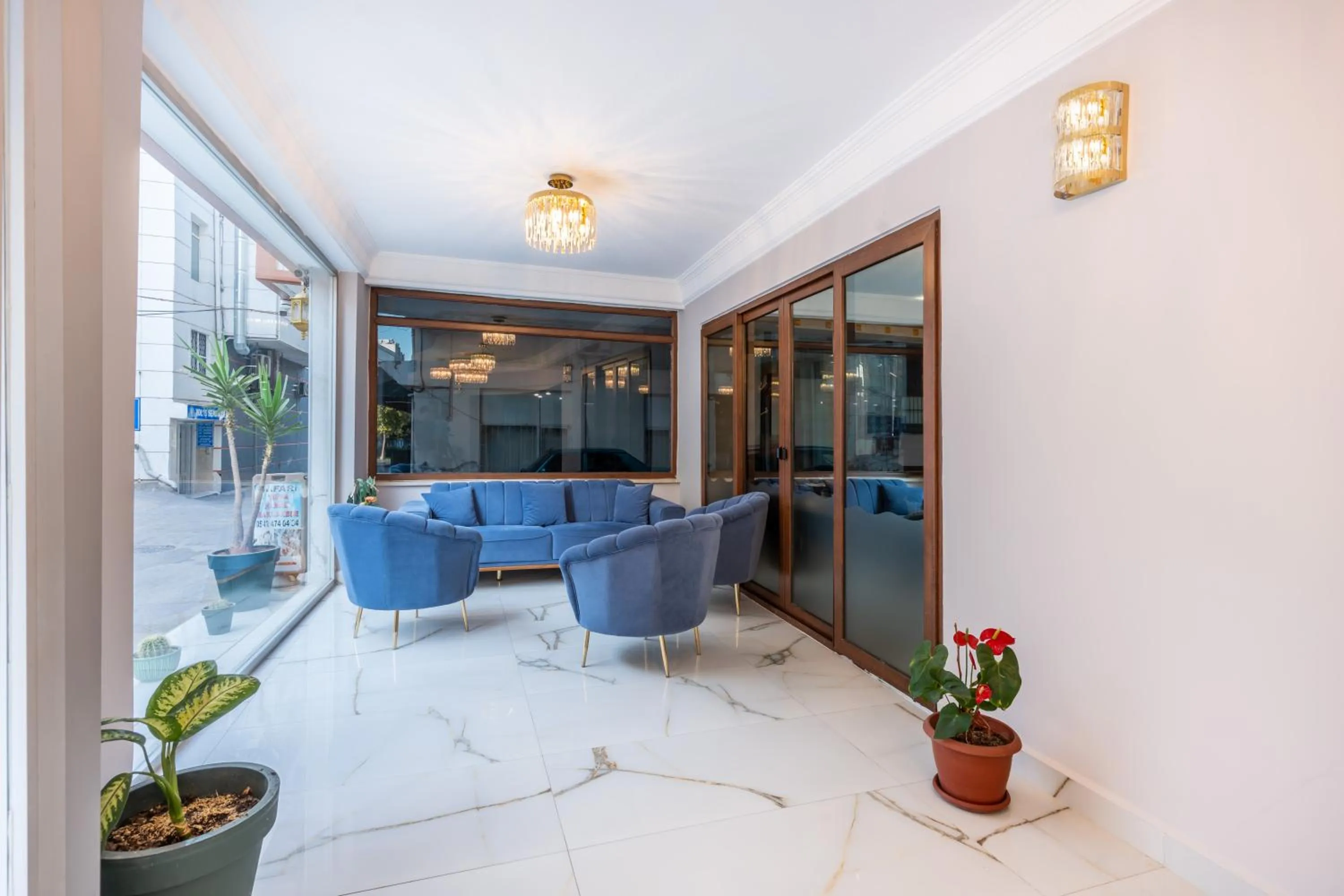 Communal lounge/ TV room in Safari Otel