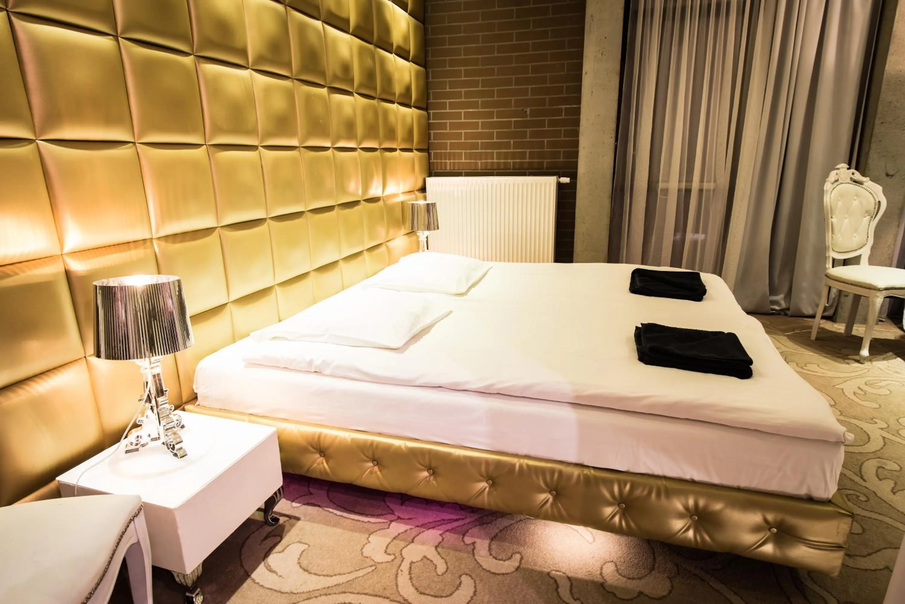Bed in Hotel Ramka & Restaurant & Wine Bar