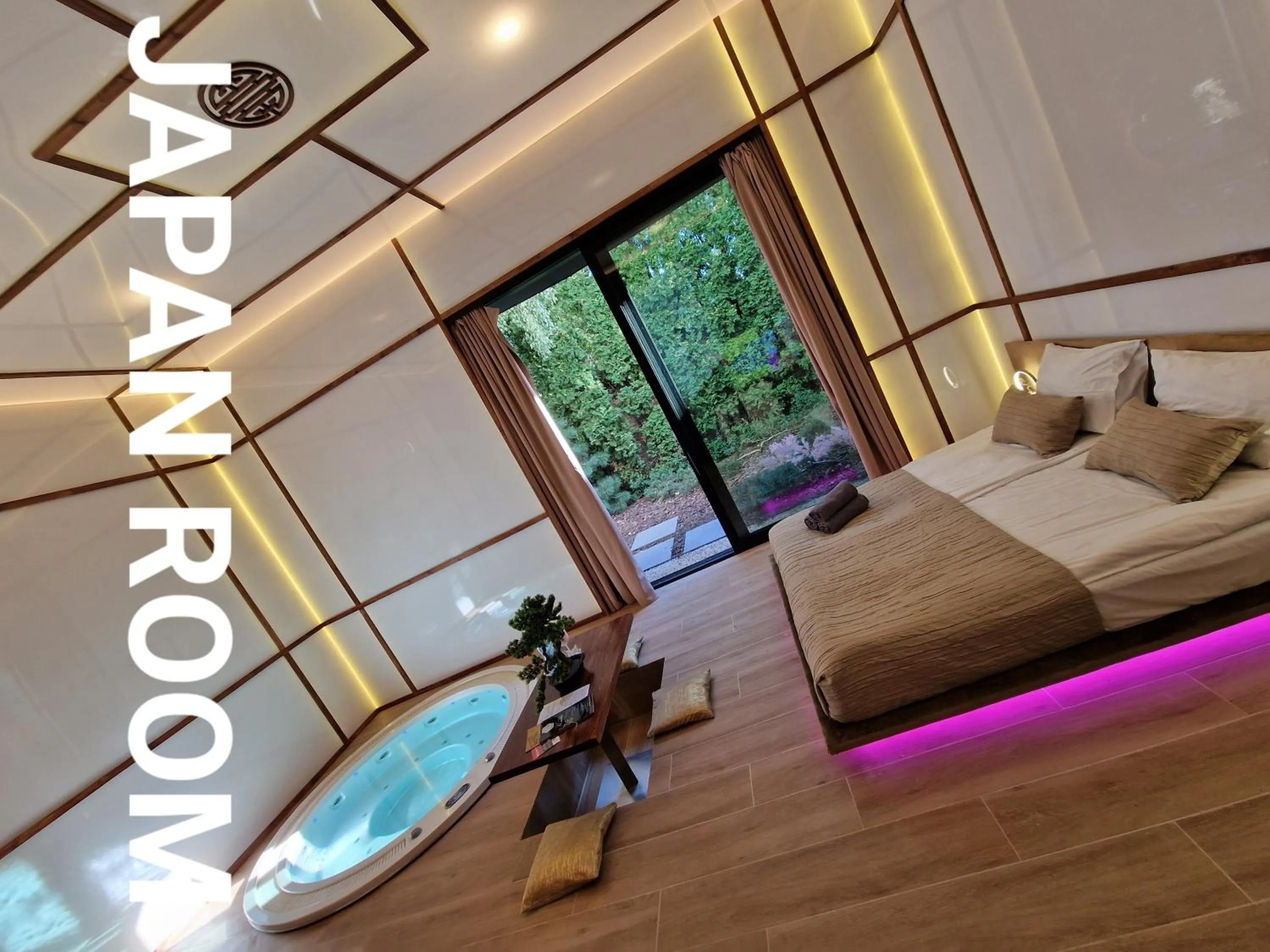 Bed in Hotel Ramka & Restaurant & Wine Bar