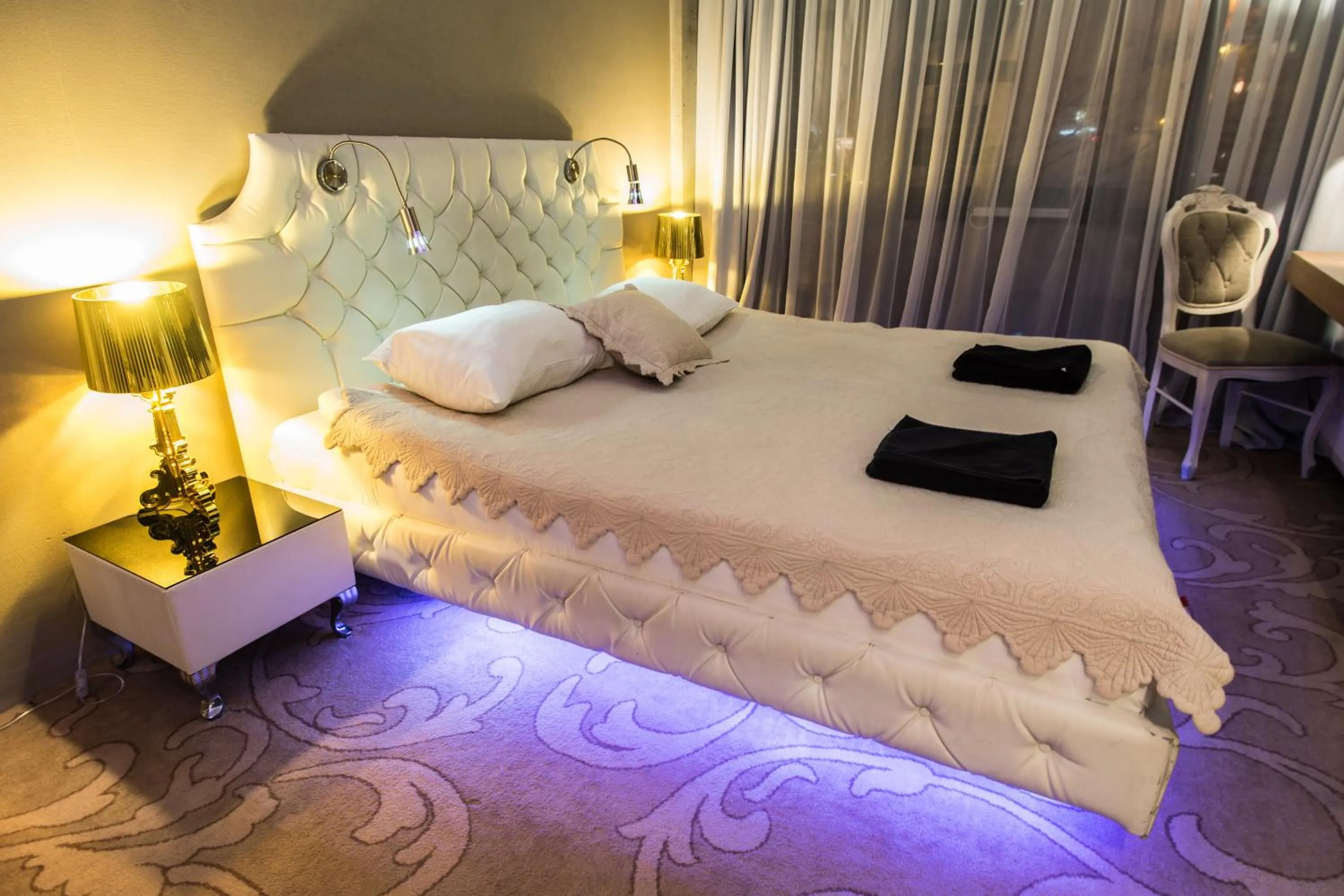 Bed in Hotel Ramka & Restaurant & Wine Bar