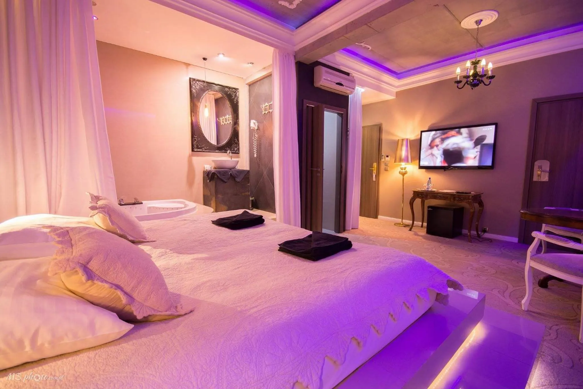 Bed in Hotel Ramka & Restaurant & Wine Bar