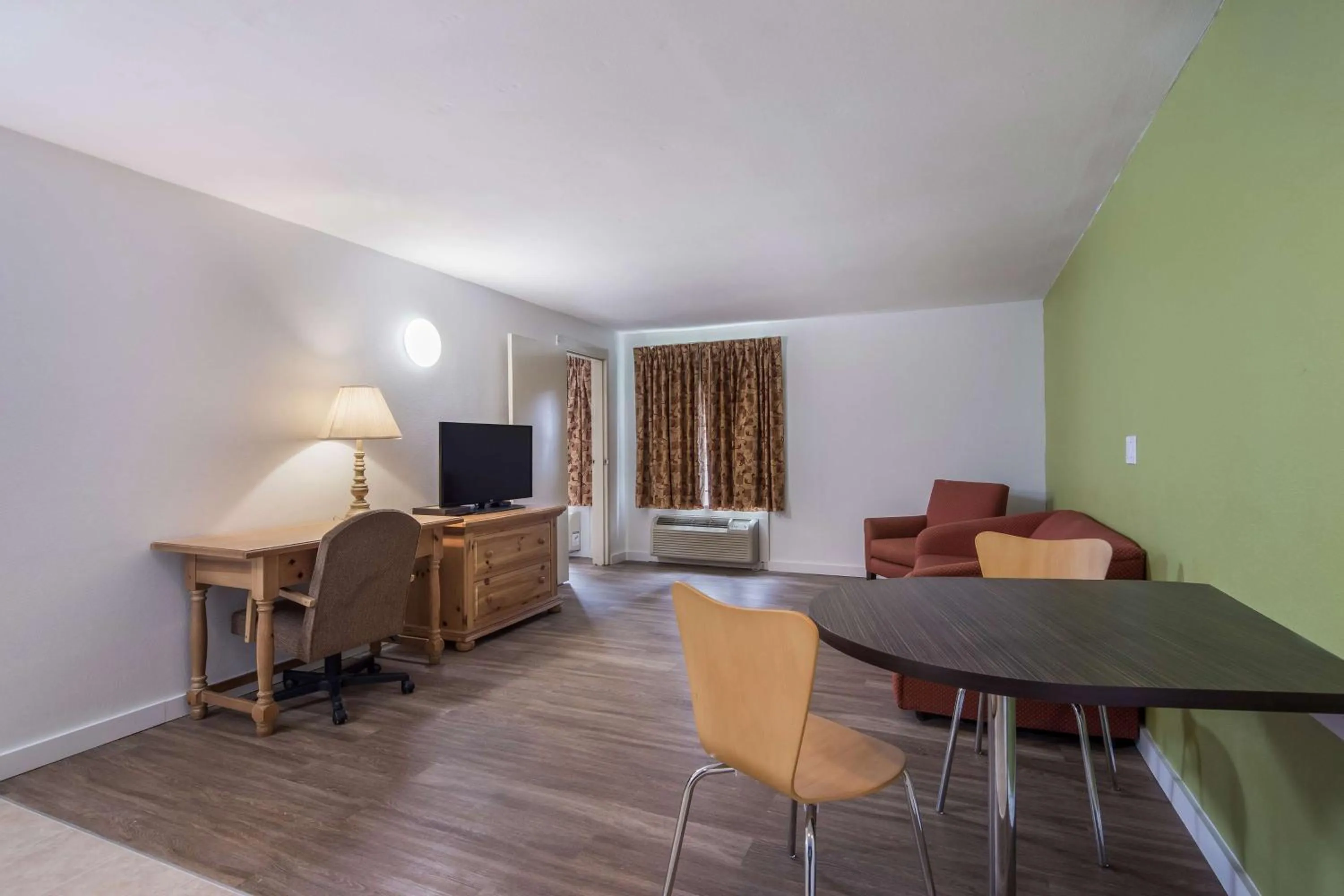 TV and multimedia, Dining Area in Motel 6-Oriskany, NY