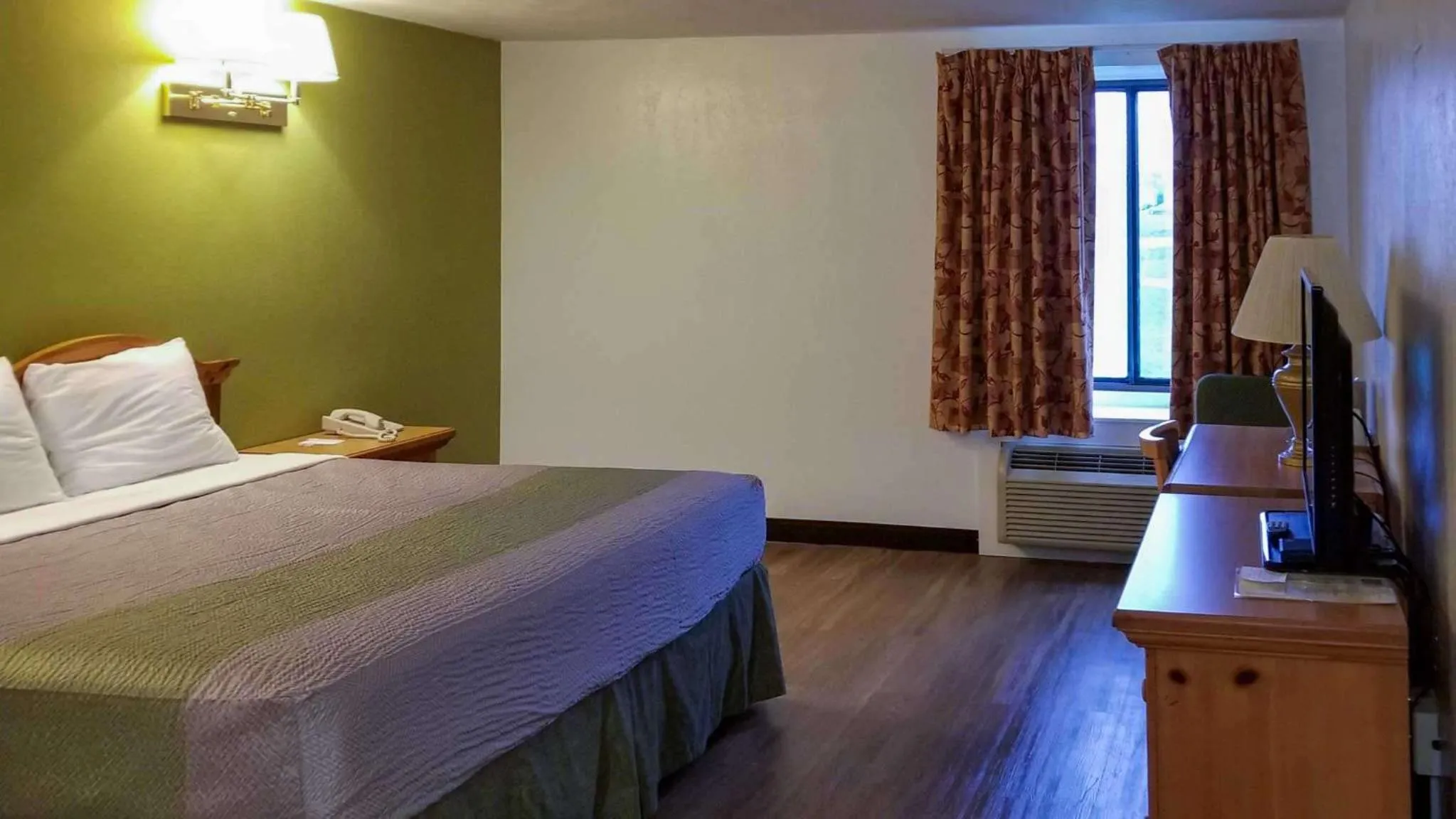 TV and multimedia in Motel 6-Oriskany, NY