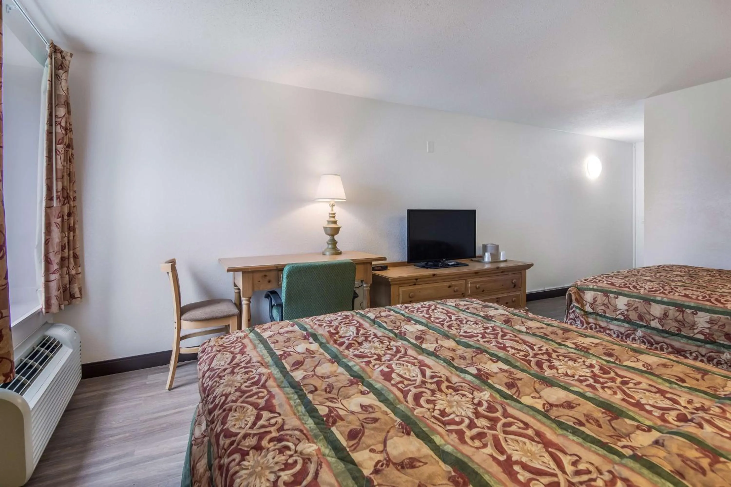 TV and multimedia, TV/Entertainment Center in Motel 6-Oriskany, NY