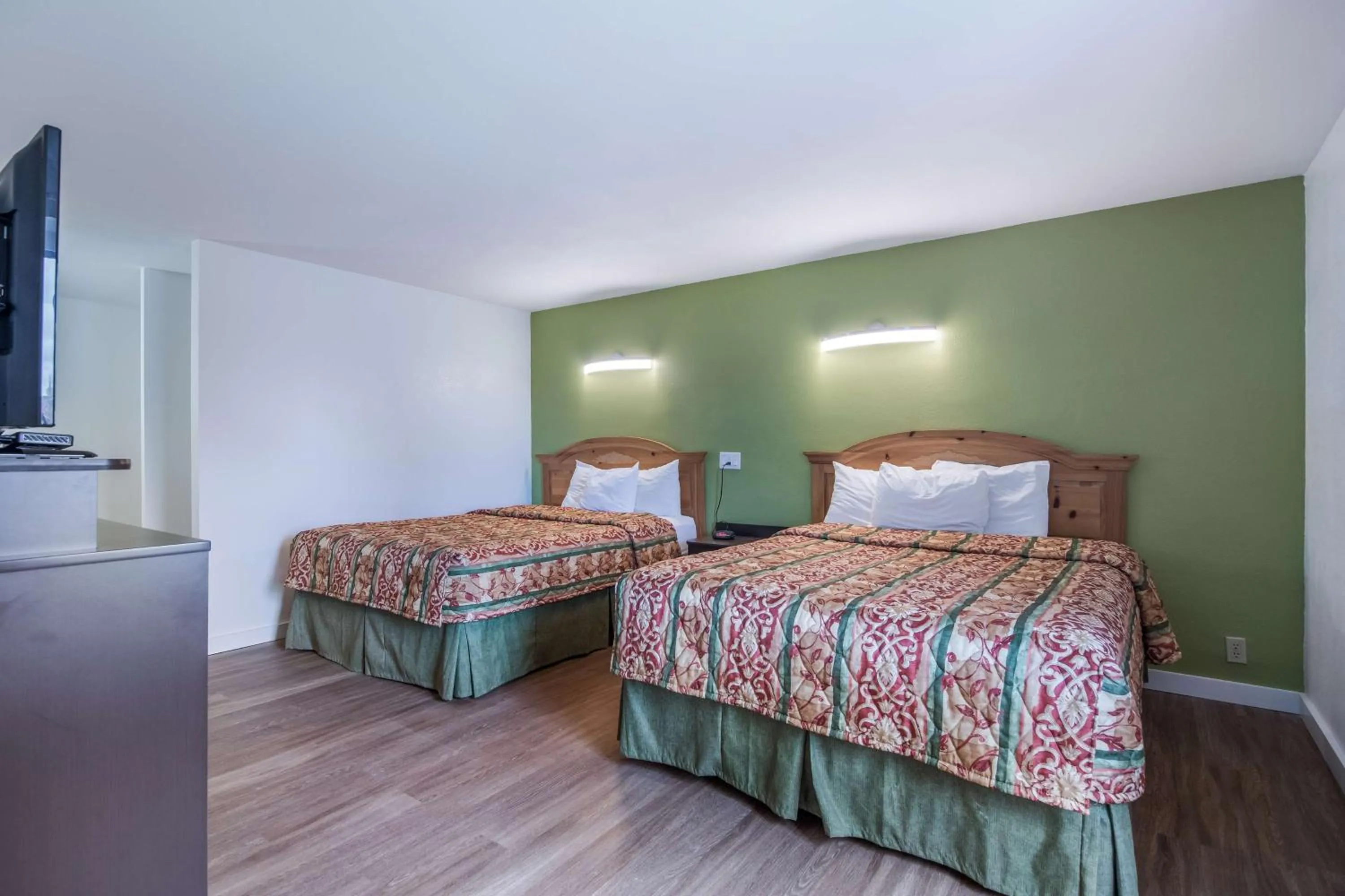 TV and multimedia in Motel 6-Oriskany, NY