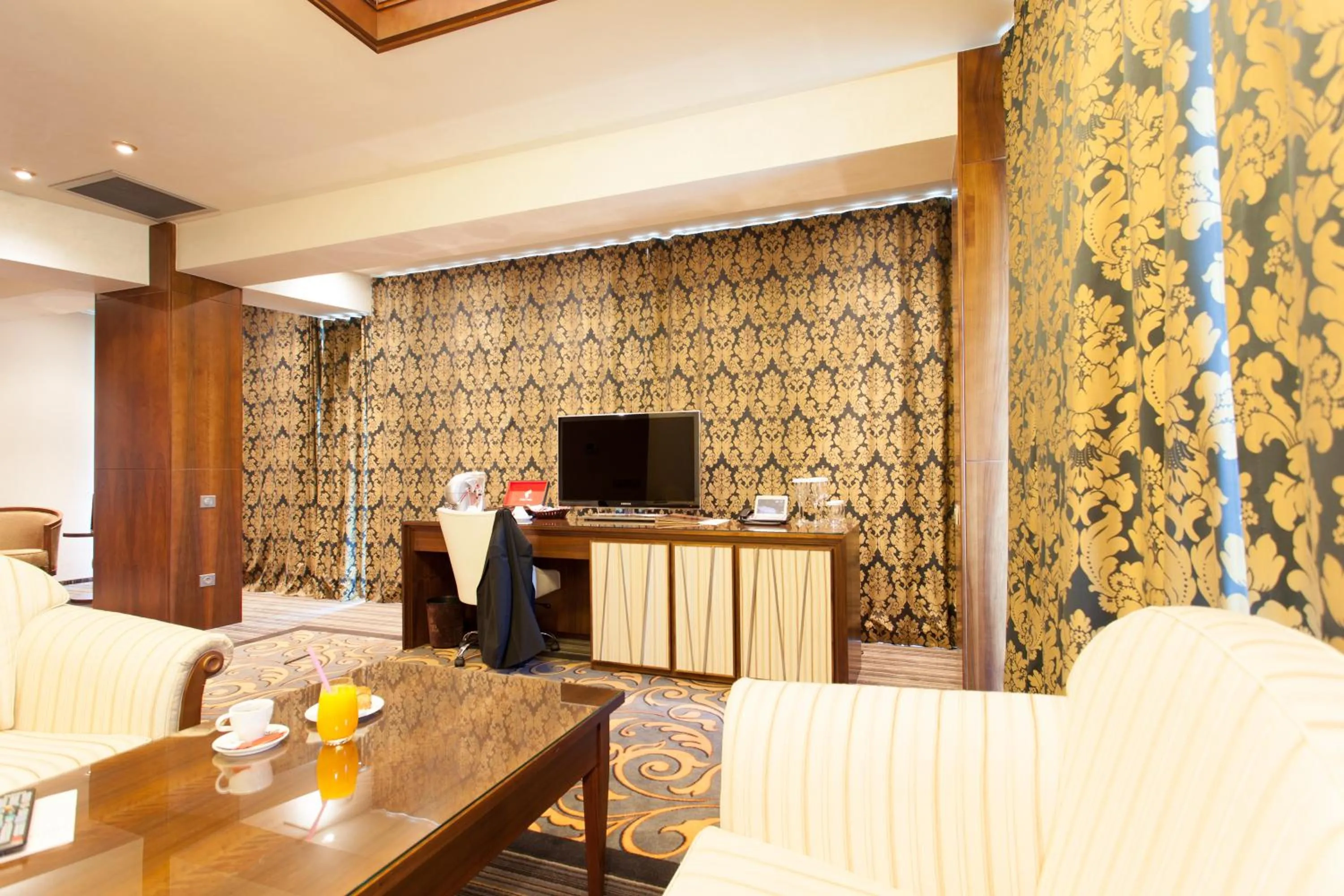 Living room in Metropolis Hotel