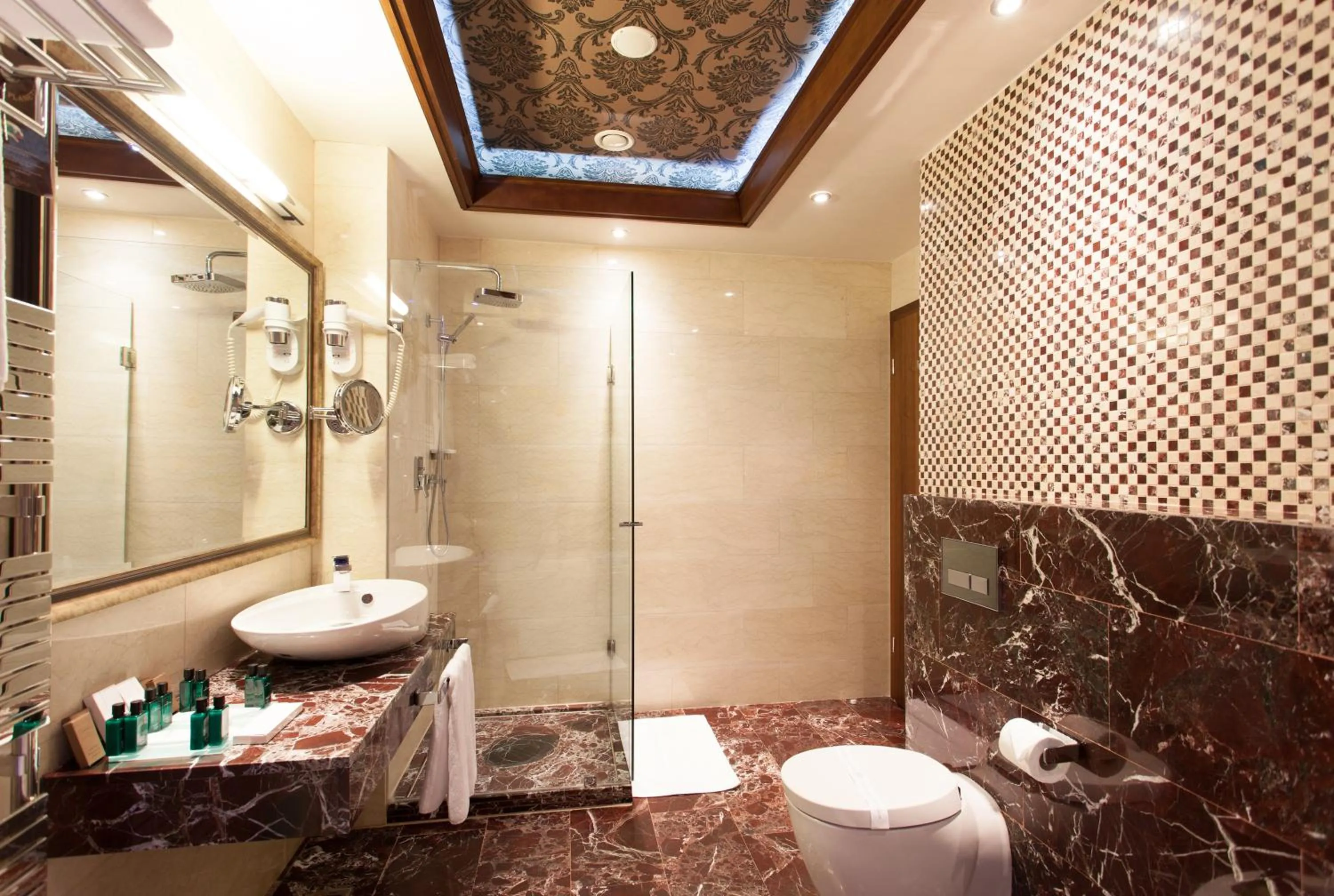 Bathroom in Metropolis Hotel