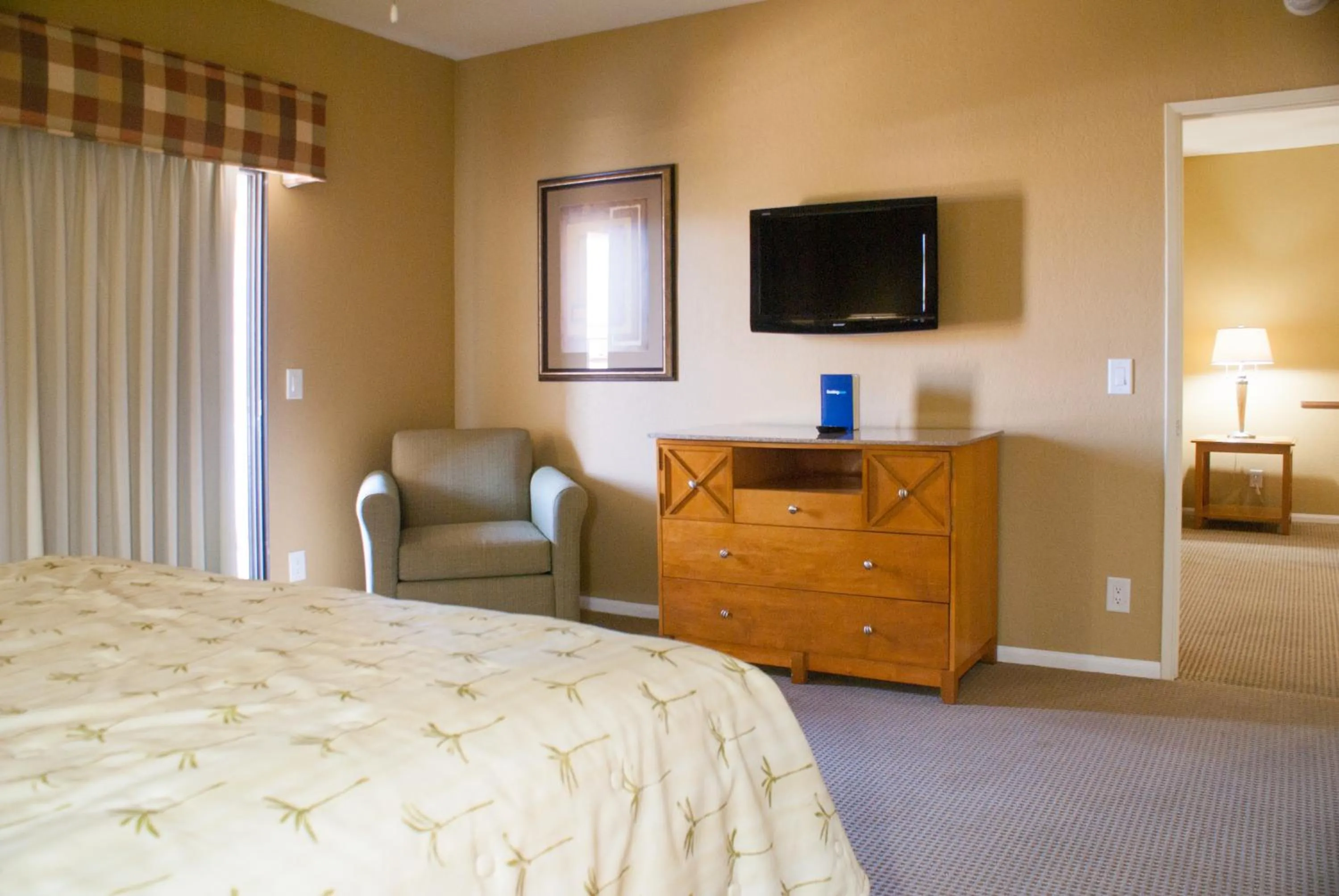 TV and multimedia, Bed in Desert Isle Resort