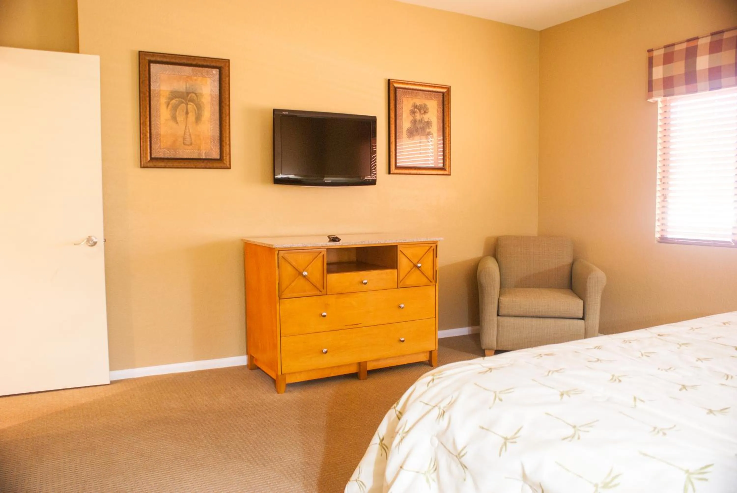 TV and multimedia, Bed in Desert Isle Resort