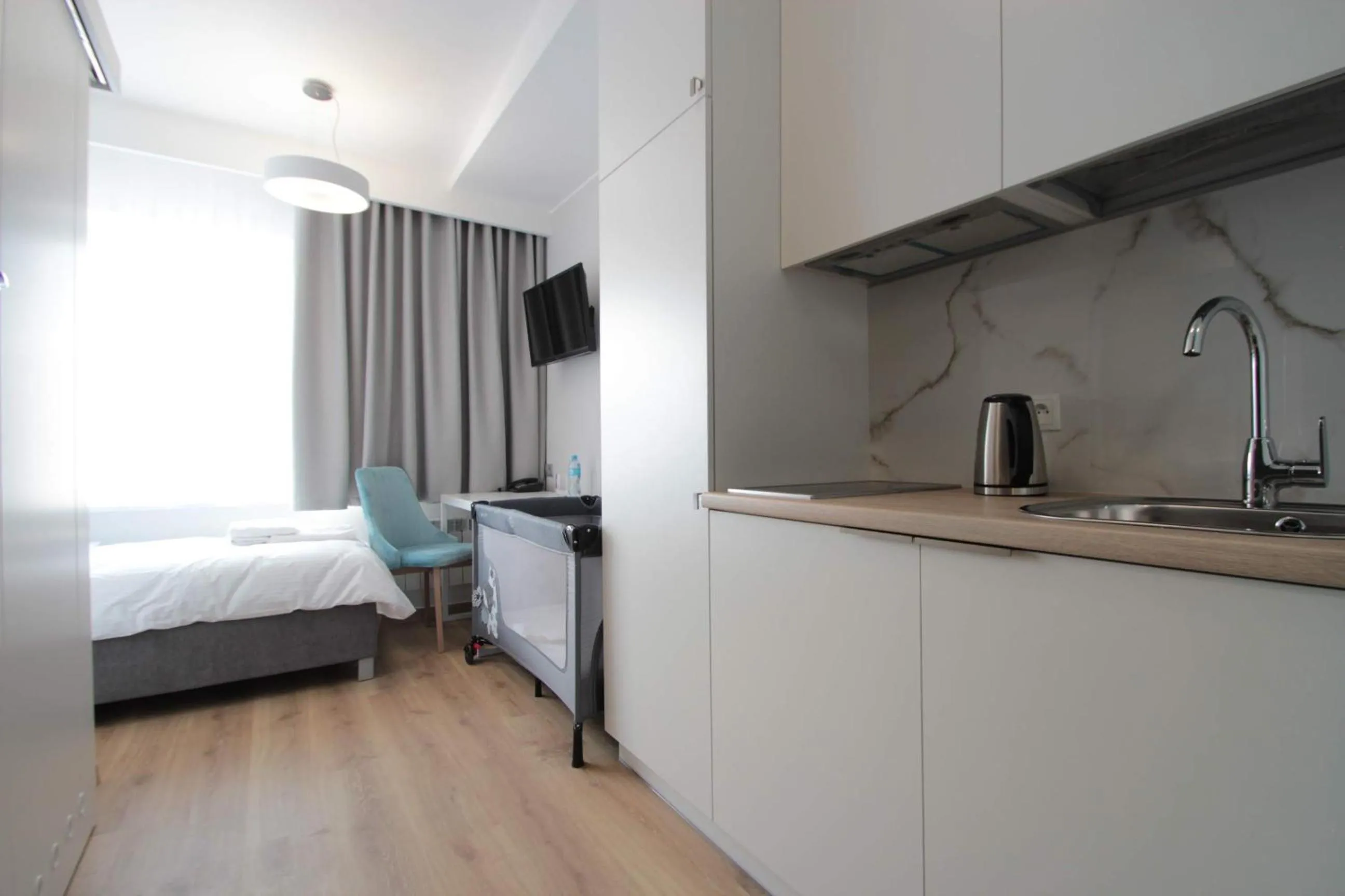 Kitchen or kitchenette, Bed in Hotel Coliber